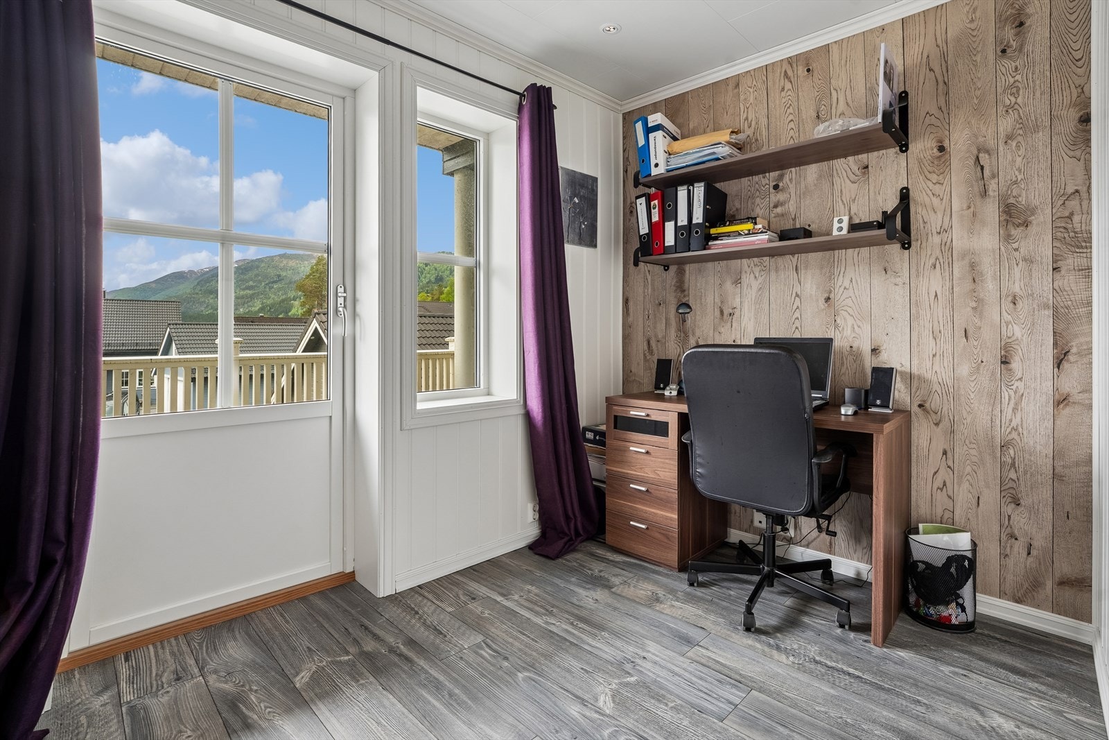 Frå hovudsoverom er det direkte utgang til ein overbygd balkong på 6 m². Galleribilde