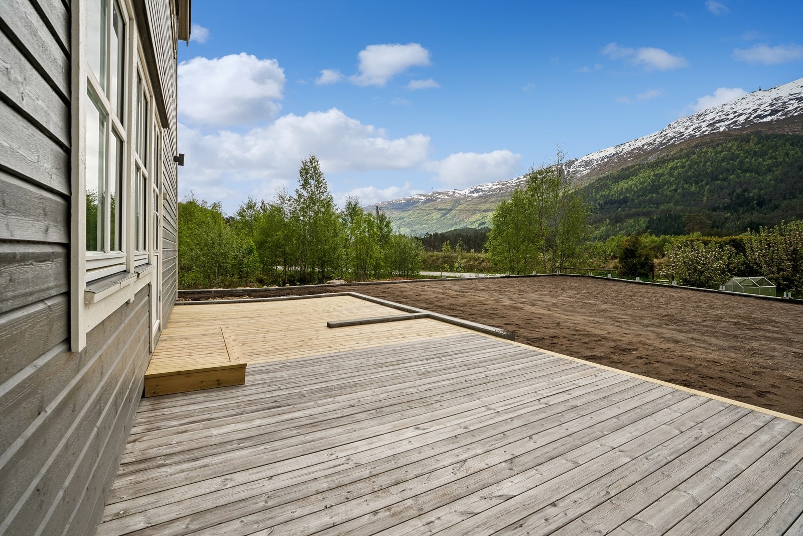 Frå stova er det utgang til terrasse og hage. Her kan du setje opp utestove/skjerming om du vil. Galleribilde