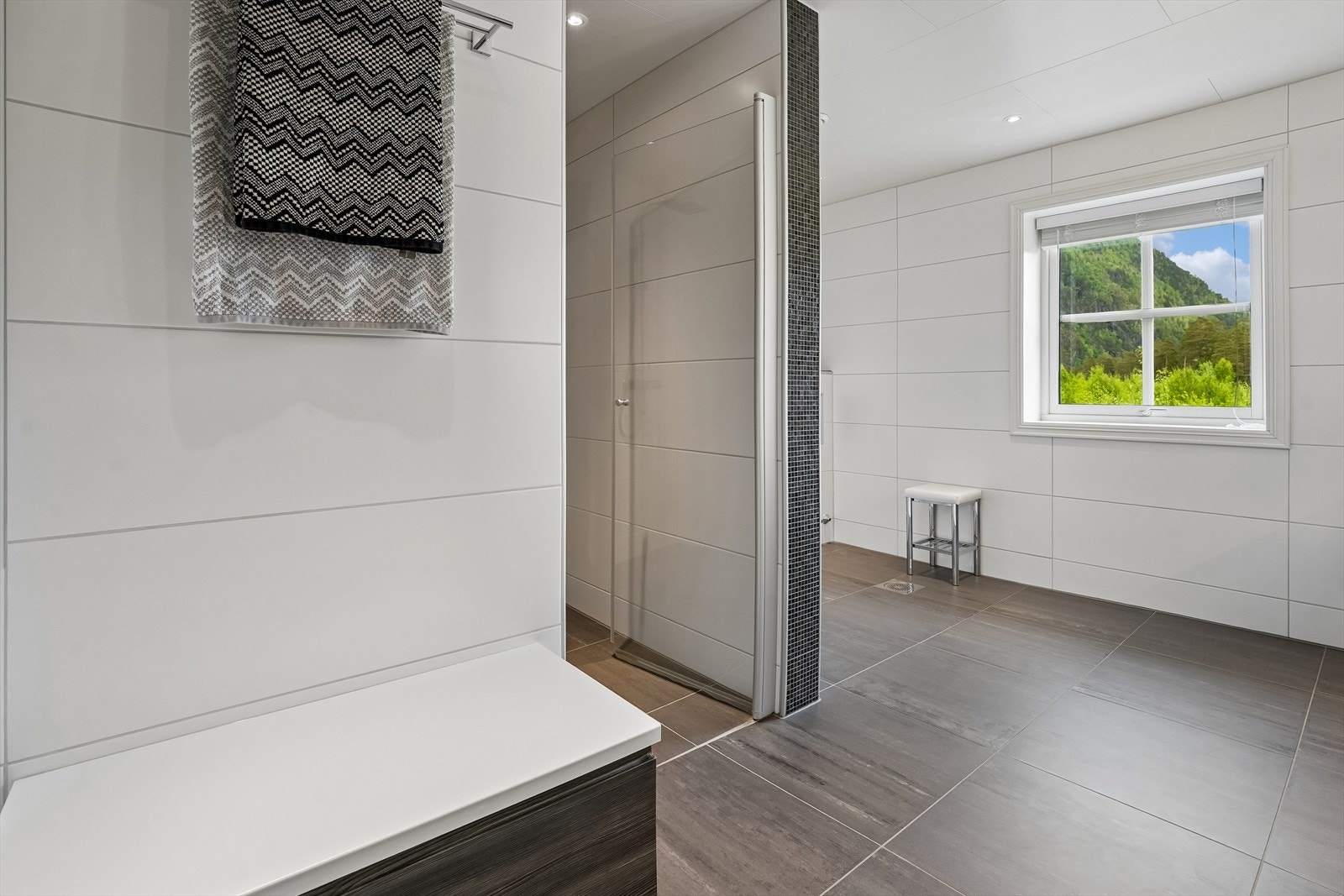 Badet har vassboren golvvarme og er tilknytt det balanserte ventilasjonsanlegget i bustaden. Galleribilde