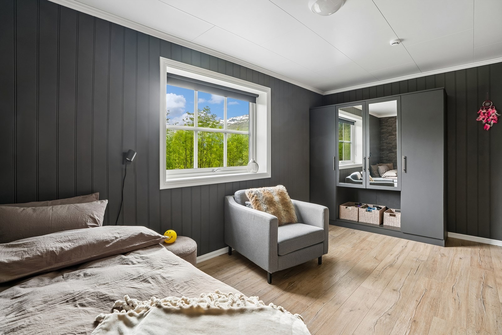 Bustaden har totalt fem soverom, eitt i første etasje og fire i andre. Galleribilde