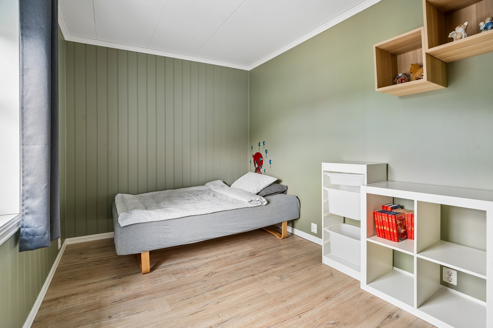 Også her, i soverom IV, er det laminatgolv og malte panelplater, som er gjennomgåande i heile etasjen. Galleribilde