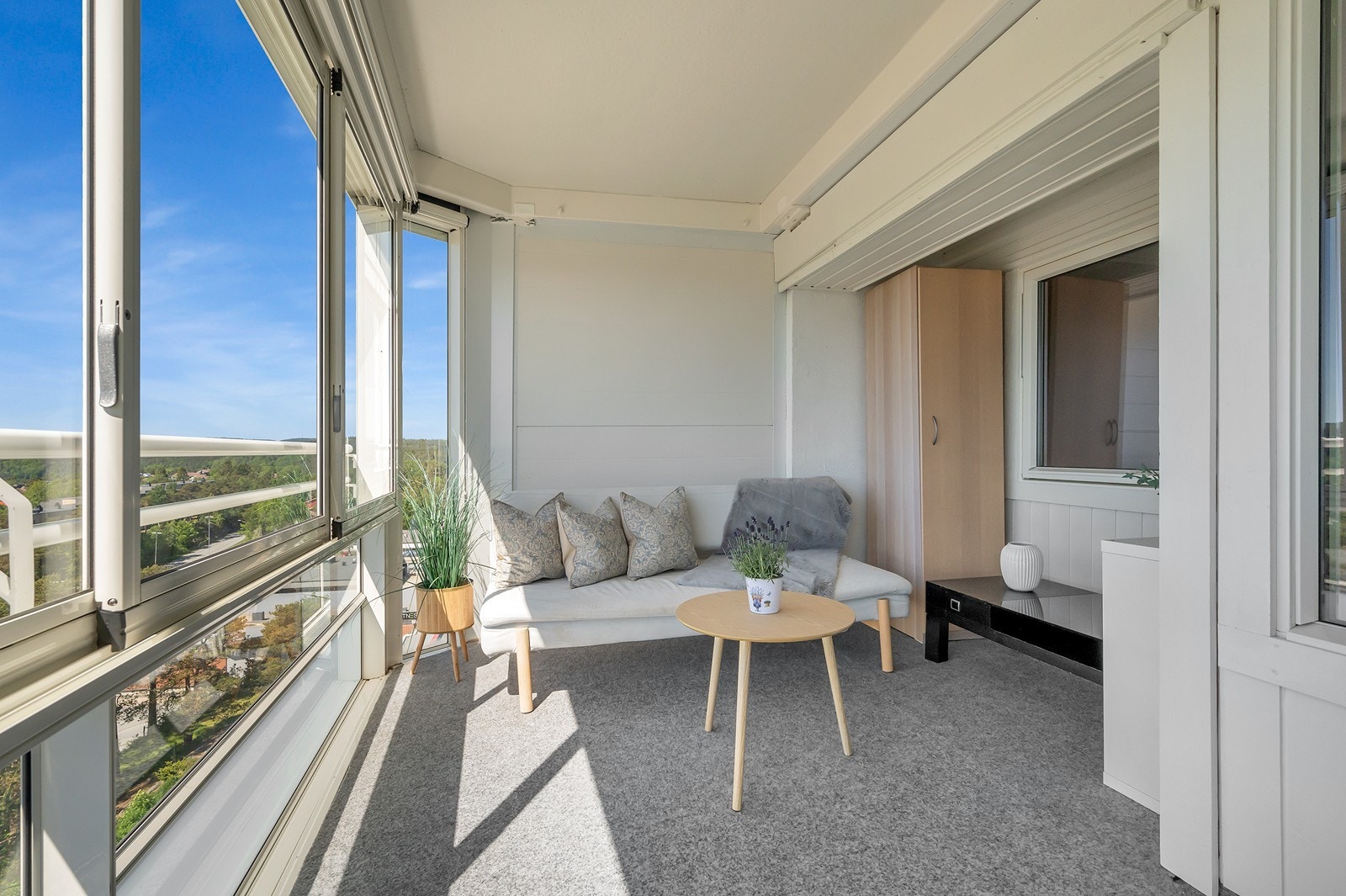 På balkongen har man god plass til div. sittegrupper, bord og planter. Galleribilde