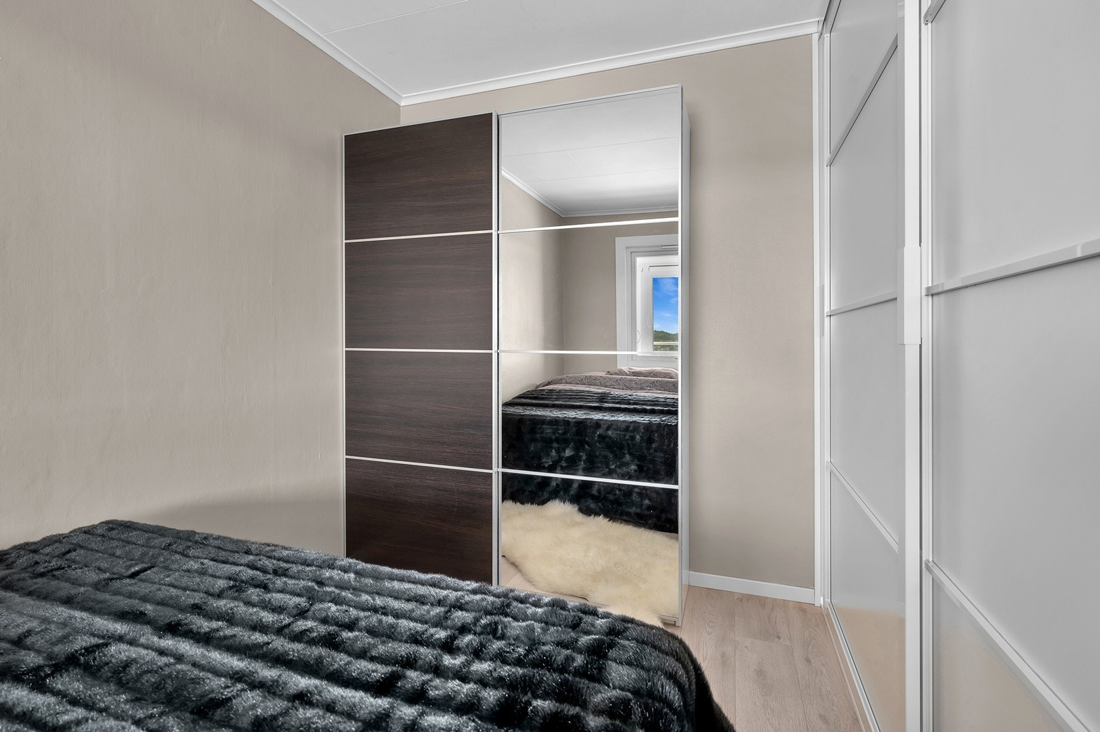 Dette var opprinnelig en del av stuen, men det er satt opp skyvedører for å skille av til eget soveværelse. Galleribilde