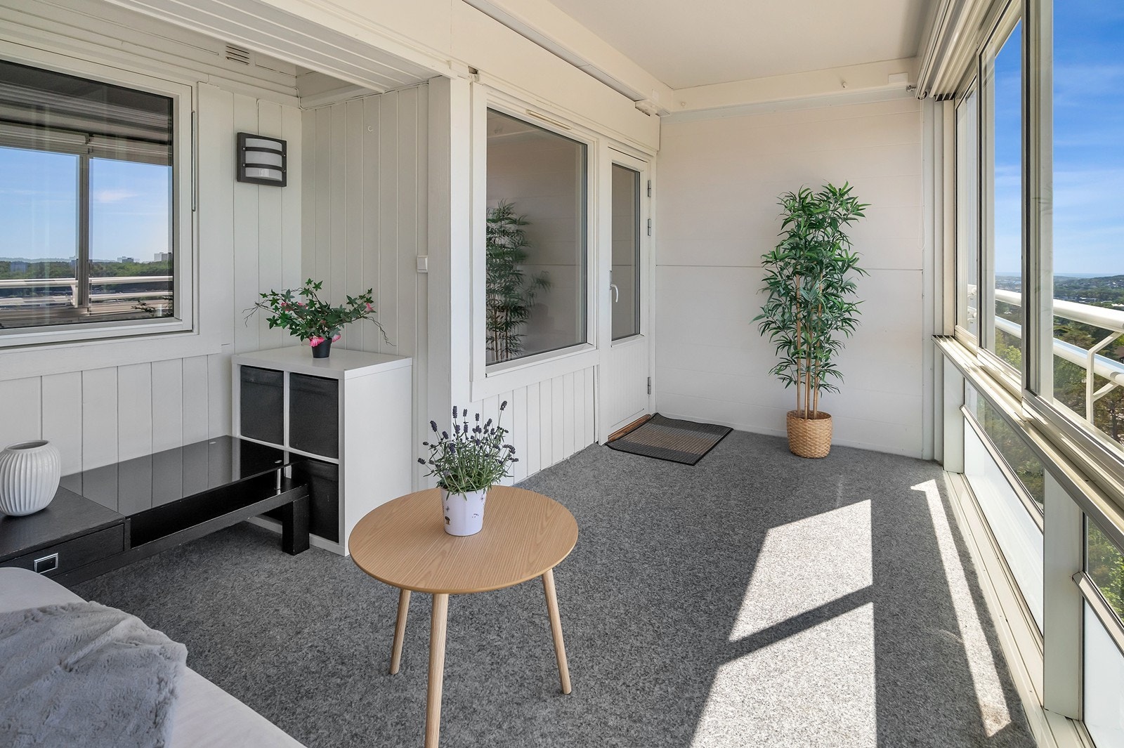 Leiligheten har stor innglasset balkong på ca. 12 kvm som byr på herlige solforhold og fantastisk utsikt mot sjøen! Galleribilde