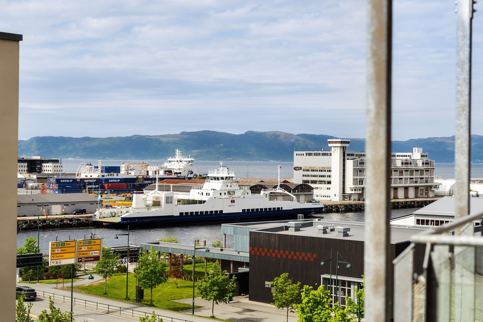 Herlig utsikt i retning Trondheimsfjorden og Fosenfjellene. Galleribilde