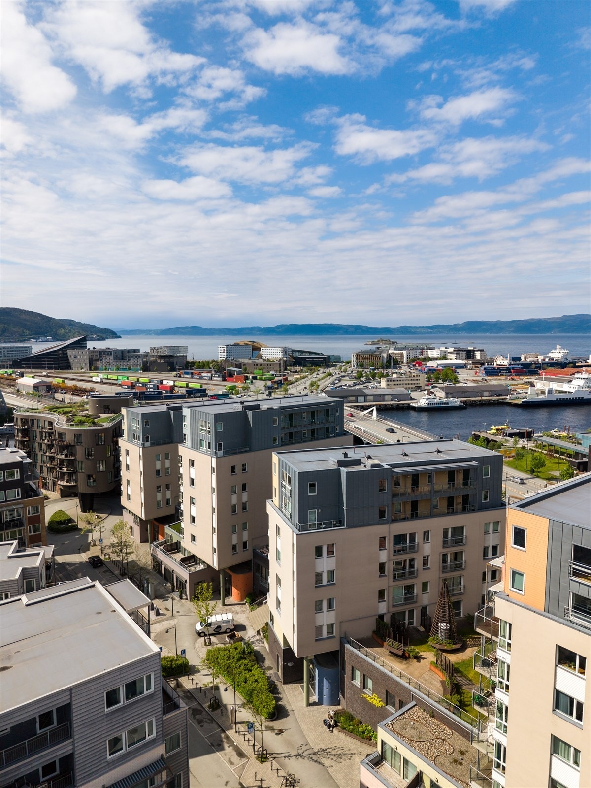 Leiligheten har en meget gunstig beliggenhet i en av Trondheims mest attraktive boligområder på Solsiden / Nedre Elvehavn. Leiligheten er perfekt som førstegangskjøp, for studenter eller som utleie. Galleribilde