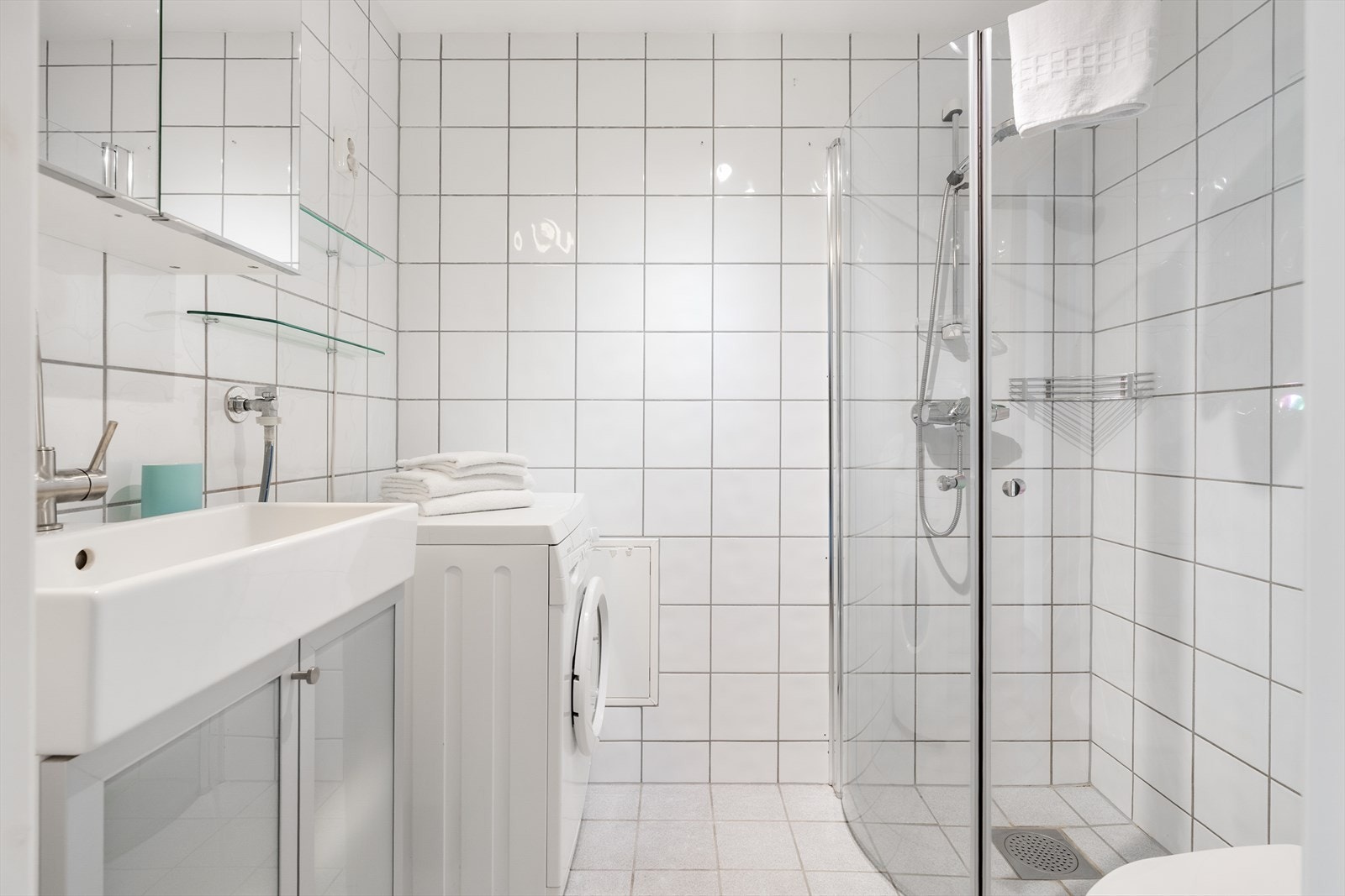 Pent, flislagt bad med varme i gulv og mekanisk avtrekk. Praktisk med eget opplegg til vaskemaskin. Galleribilde