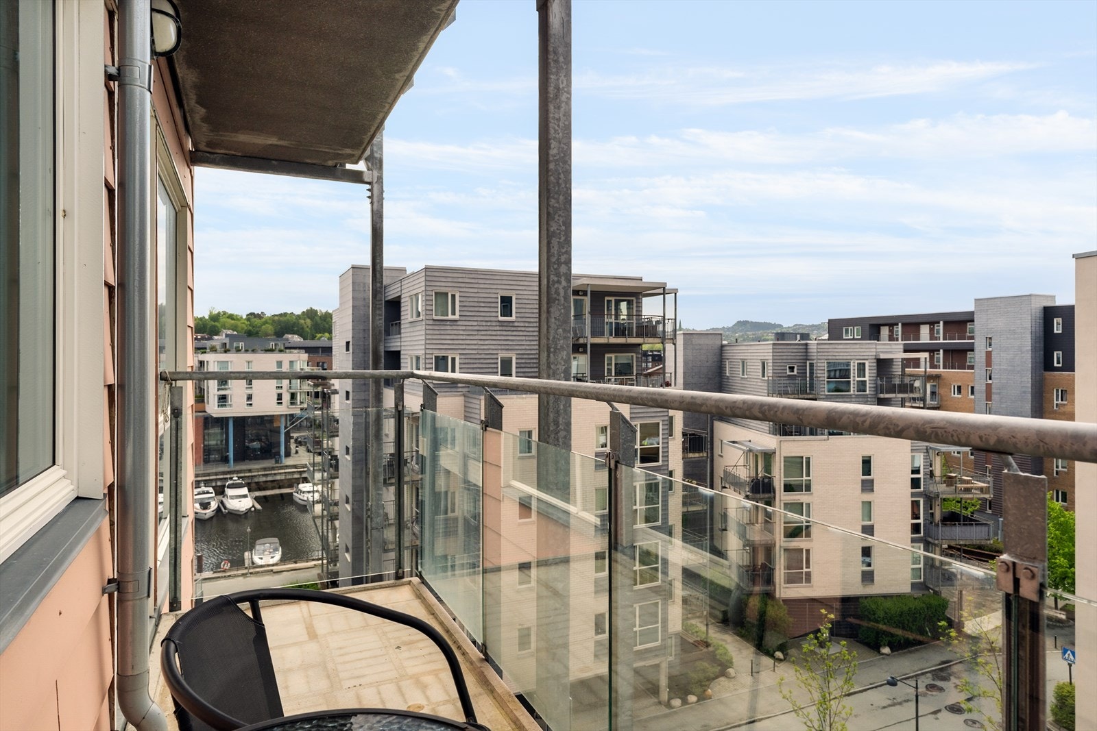 Balkongen ligger vestvendt, så her nyter man gode solforhold i sommerhalvåret. Galleribilde