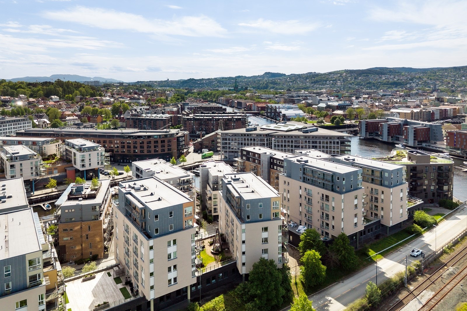 Dronefoto Nedre Elvehavn / Solsiden. Legg merke til takhagen som ligger mellom blokkene. Denne er felles og kan benyttes av beboerne i sameiet. Galleribilde