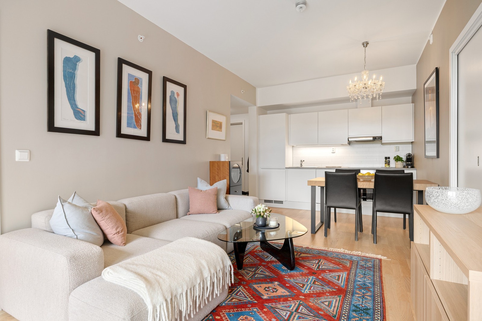 Kjøkken og stue er i en åpen løsning og måler til sammen hele 19 kvm. Sofa og TV har sin naturlige plassering i den ene enden, mens kjøkkenet er plassert i motsatt. Galleribilde