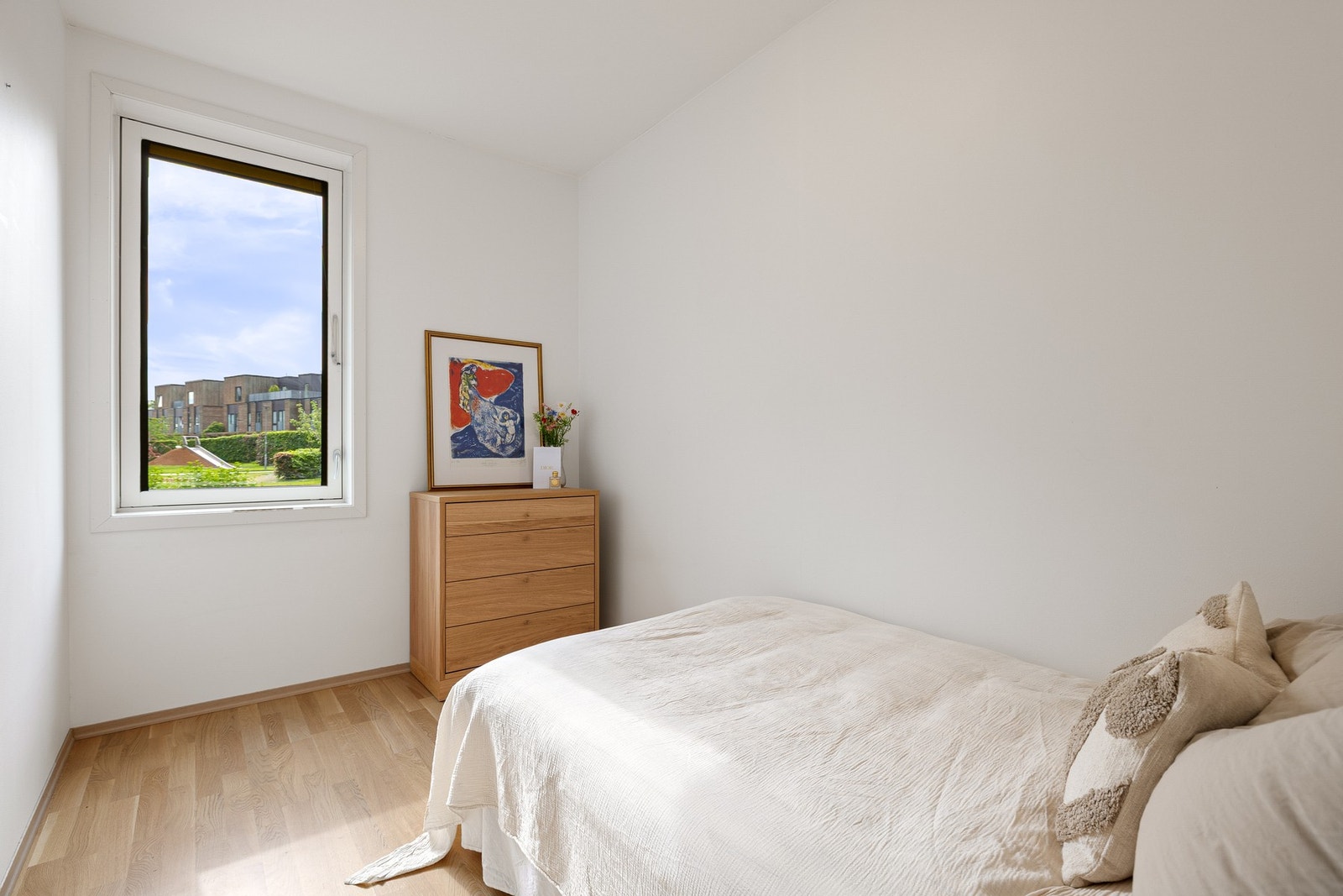 Begge soverommene i leiligheten vender inn mot sameiets rolige og bilfrie fellesområde. Galleribilde