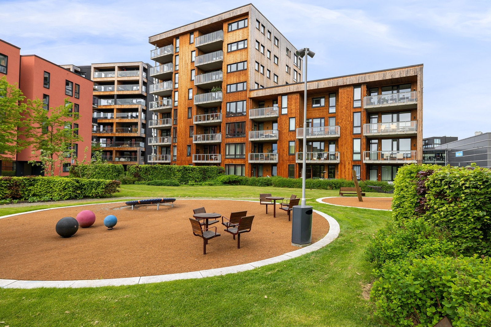 Maskinparken er et stort fellesområde mellom flere av byggene på Lilleby. Her finner du benker, gangstier, plenarealer og frodige vekster som på sommerhalvåret blomstrer i ulike fargekombinasjoner. Galleribilde