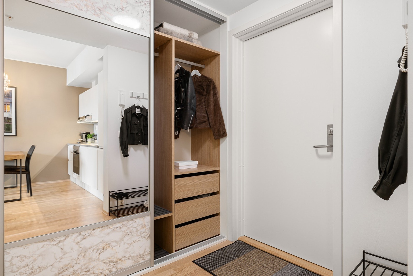 Leilighetens entrè er på 4,2 kvm og er i dag innredet med en praktisk skyvedørsgarderobe som vil medfølge handelen. Galleribilde