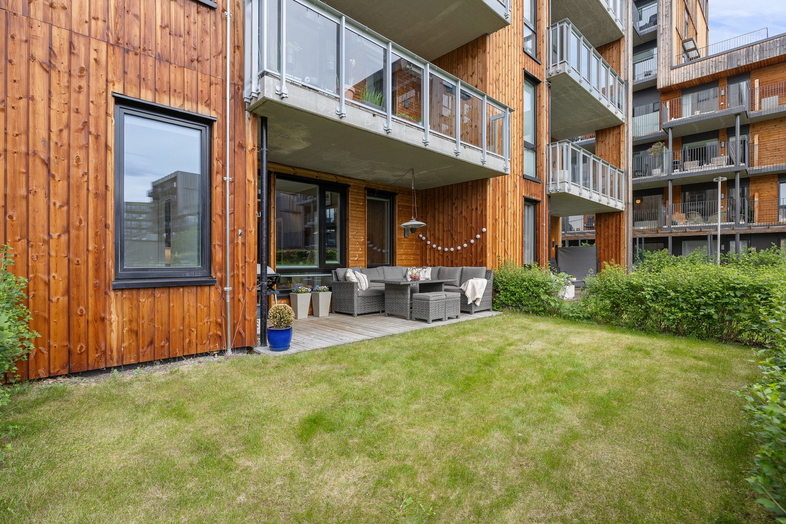 Fremfor terrassen disponerer leiligheten et mindre plenareal avgrenset fra parken med en hekk. Plen og hekk blir klipt/vedlikeholdt av vaktmester. Galleribilde