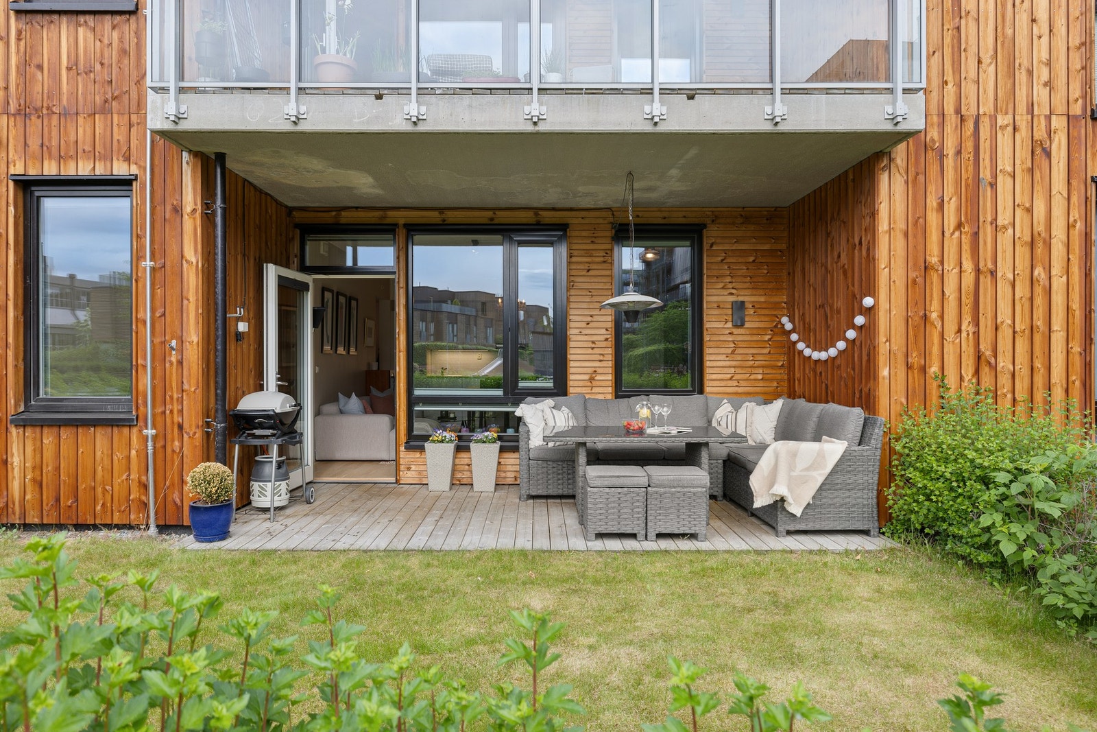 Fra stuen kommer du ut til leilighetens herlige terrasse. Terrassen måler 11,5 kvm og har god plass til sittegruppe og annet utendørsmøblement. Galleribilde