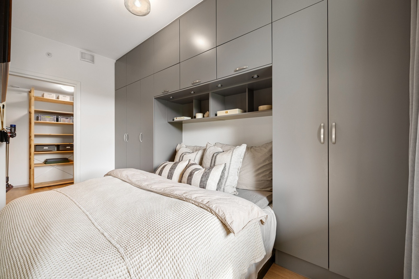 Fra soverommet har du videre adkomst til disponibelt rom som i dag benyttes som innvendig bod. Alternativt kan rommet også innredes som et walk-in-closet. Galleribilde