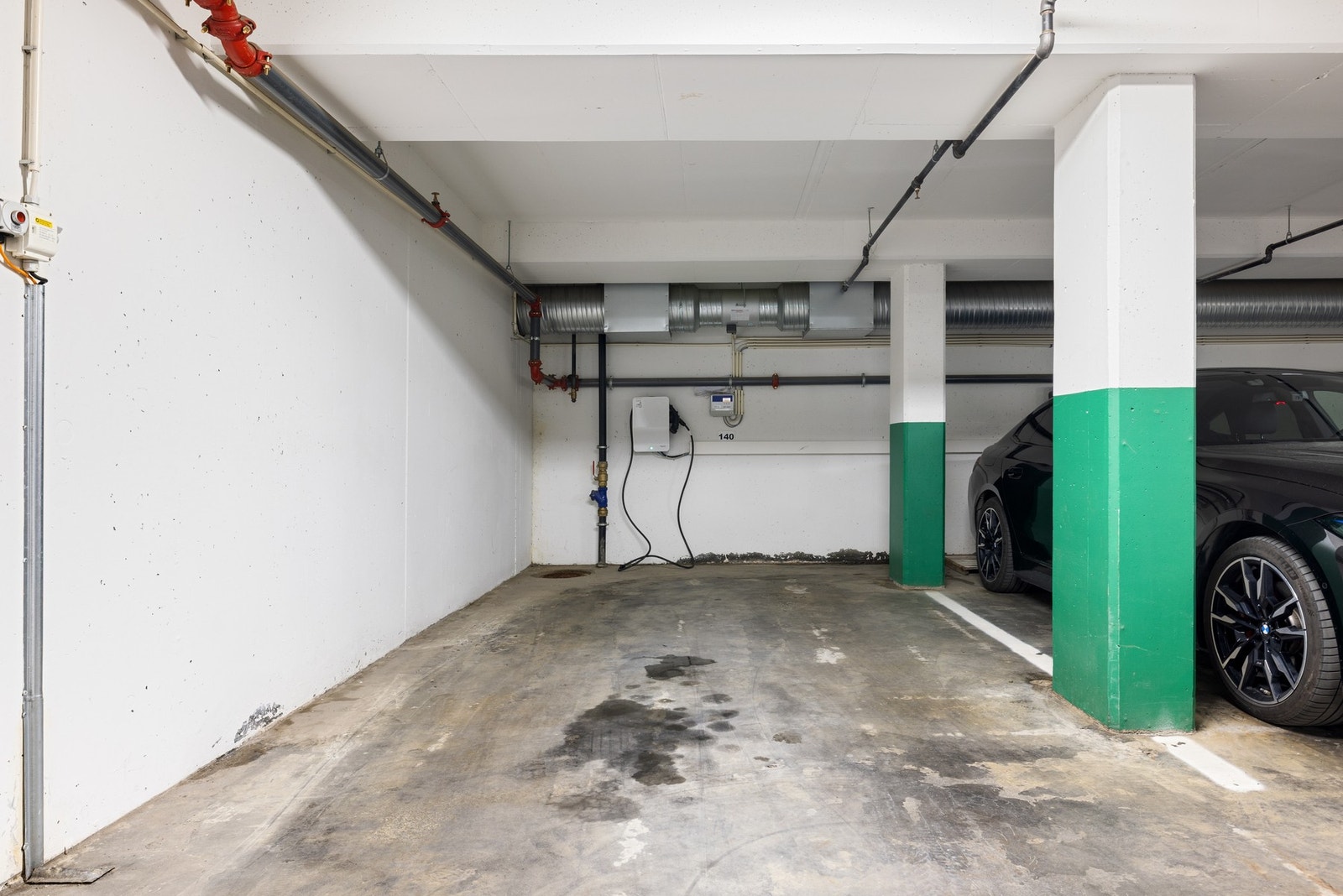 Fast parkeringsplass i lukket og oppvarmet parkeringskjeller. På Lilleby regnes parkering som et svært ettertraktet gode, og plassen kan enten benyttes selv, leies ut eller selges til andre seksjonseiere. Det er etablert elbillader på parkeringsplassen. Galleribilde