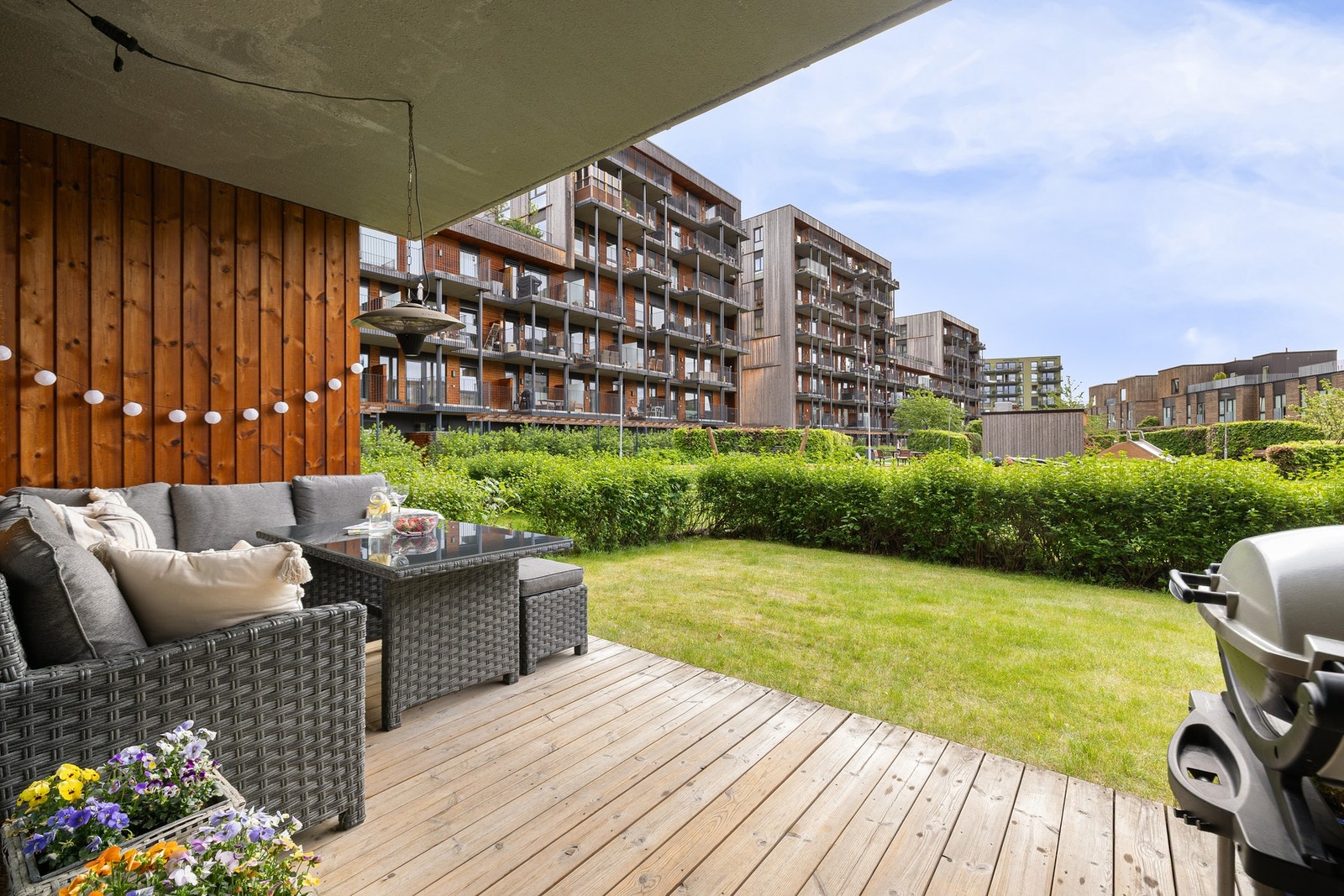 Blant de fremste kvalitetene ved leiligheten er terrassen og uteområdet. Terrassen vender ut mot sameiets flotte fellesområde "Maskinparken". Galleribilde