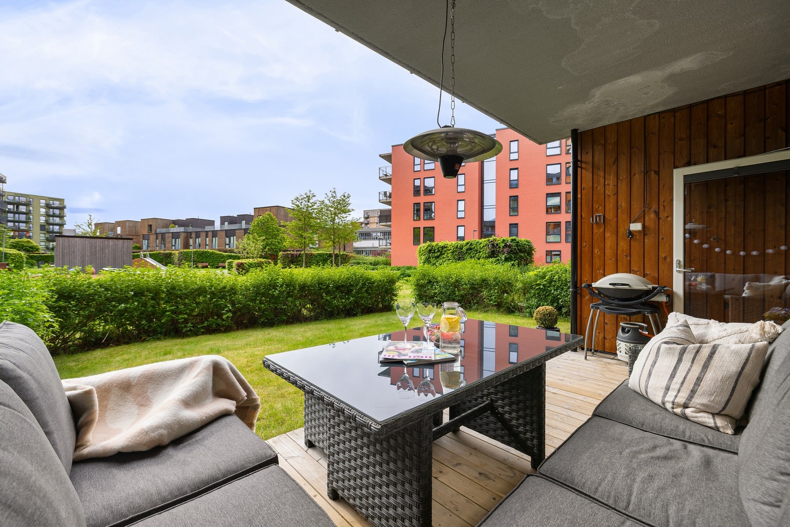 På sommerhalvåret har terrassen lang solgang med sol fra tidlig morgen til ca. kl. 14.00-14.30 på dagen. Deretter kan man nyte solen i hagen frem til ca. kl. 15.00 eller i Maskinparken som har sol hele dagen. Galleribilde