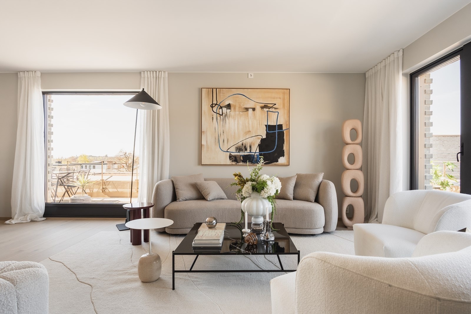 Det er adkomst til terrassen fra stue, kjøkken og hovedsoverom. Galleribilde