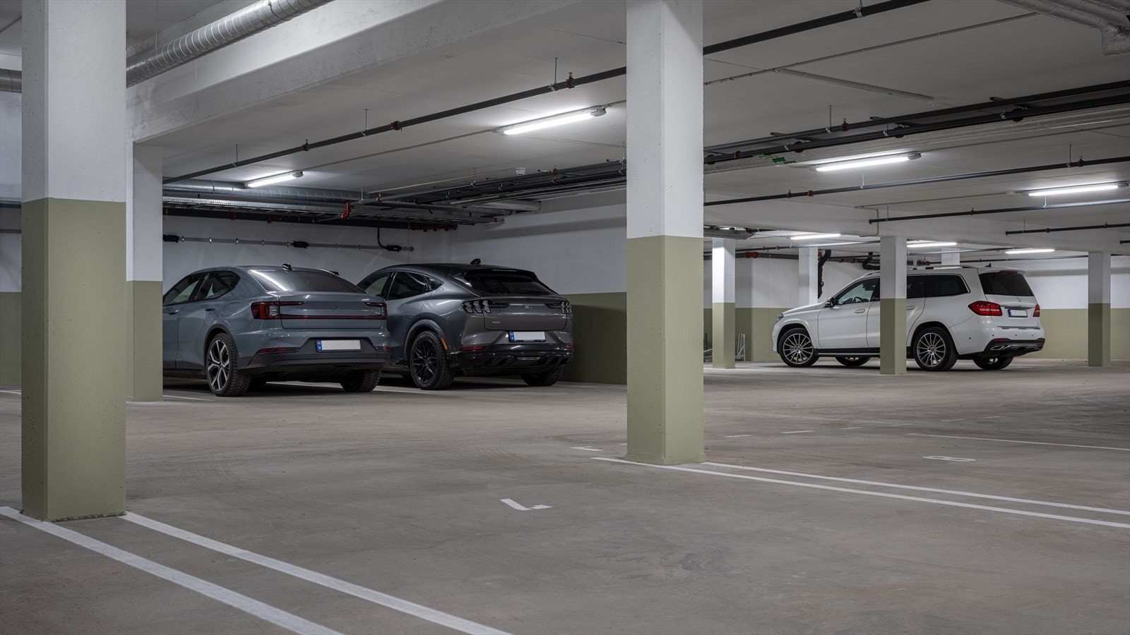 Det er mulighet for kjøp av garasjeplass i felles garasjeanlegg med heisadkomst fra leilighetens etasjeplan. Galleribilde