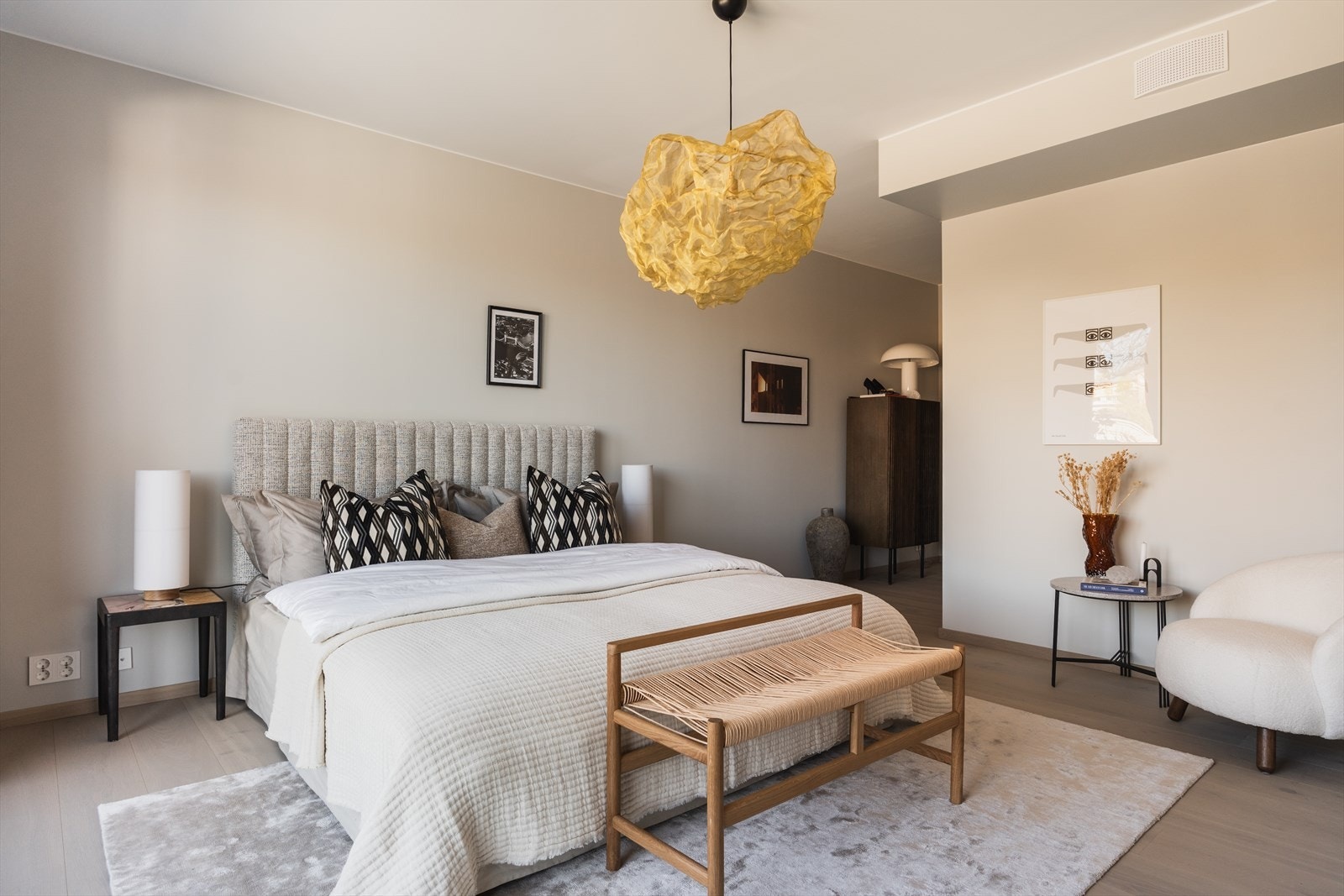 Rommet har god plass til oppbevaringsmøblement og mulighet for walk-in garderobe. Galleribilde