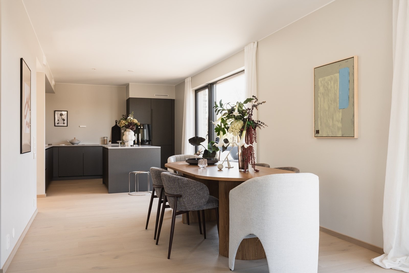 Romslig spisestue med god plass til et stort spisebord. Galleribilde