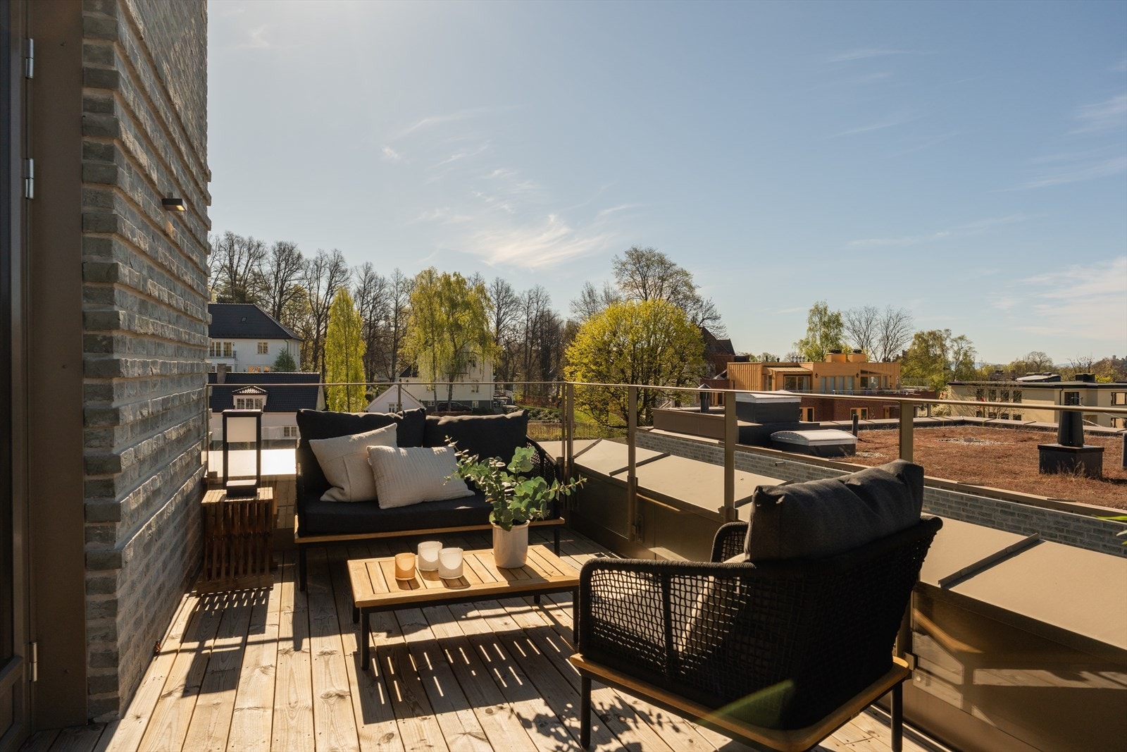Terrassen er på hele 69 m² og strekker seg rundt store deler av boligen. Galleribilde