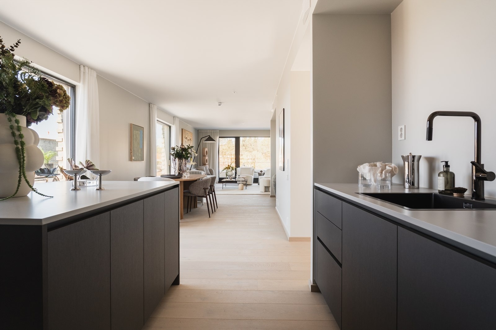 Kjøkkenet ligger i åpen løsning mot stuen og spisestuen. Galleribilde