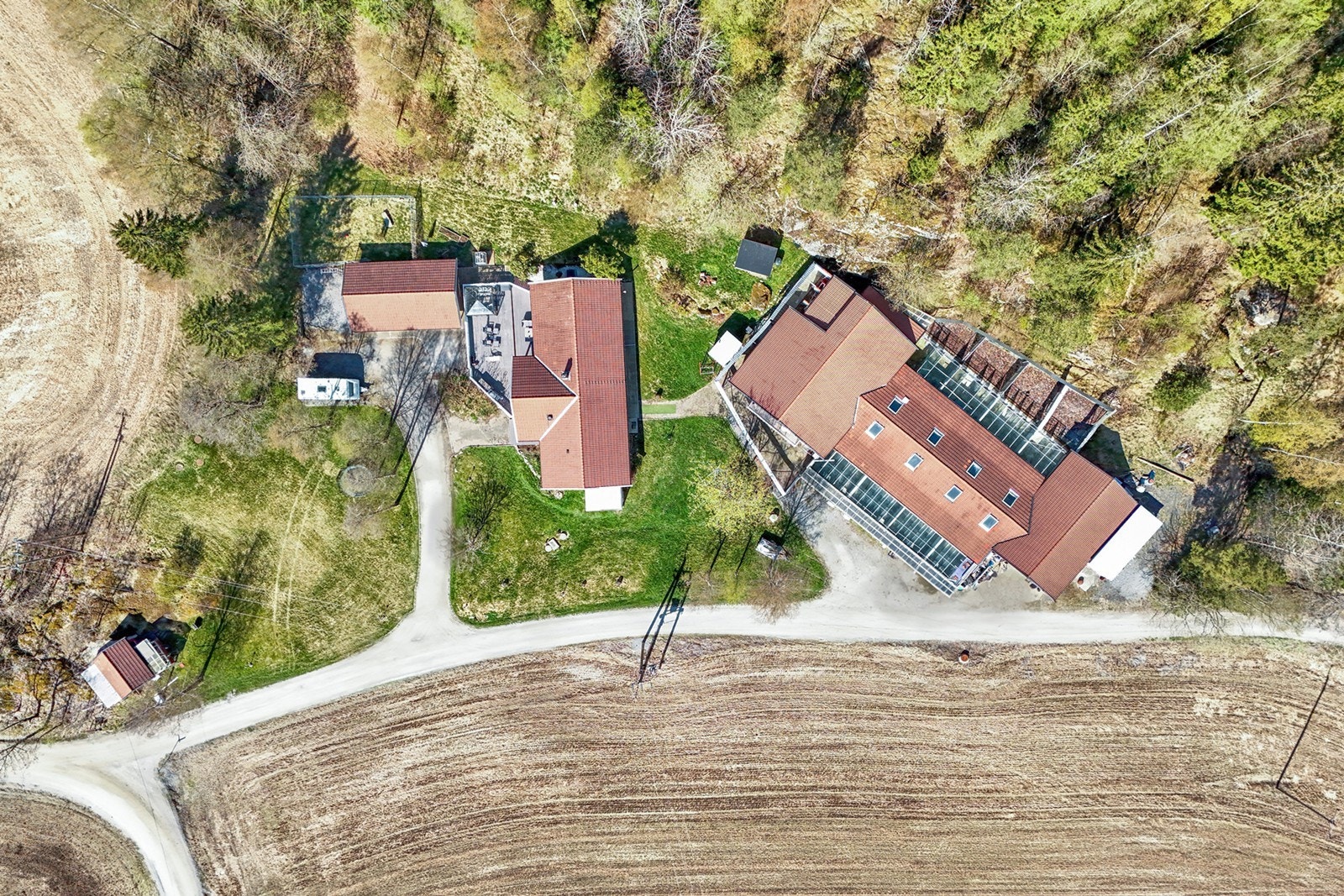 Tomten fremstår som funksjonell og oversiktlig, med en hensiktsmessig kombinasjon av oppstillingsplasser, hagearealer og bebyggelse tilpasset både boligformål, fritidsbruk og kennelvirksomhet. Galleribilde