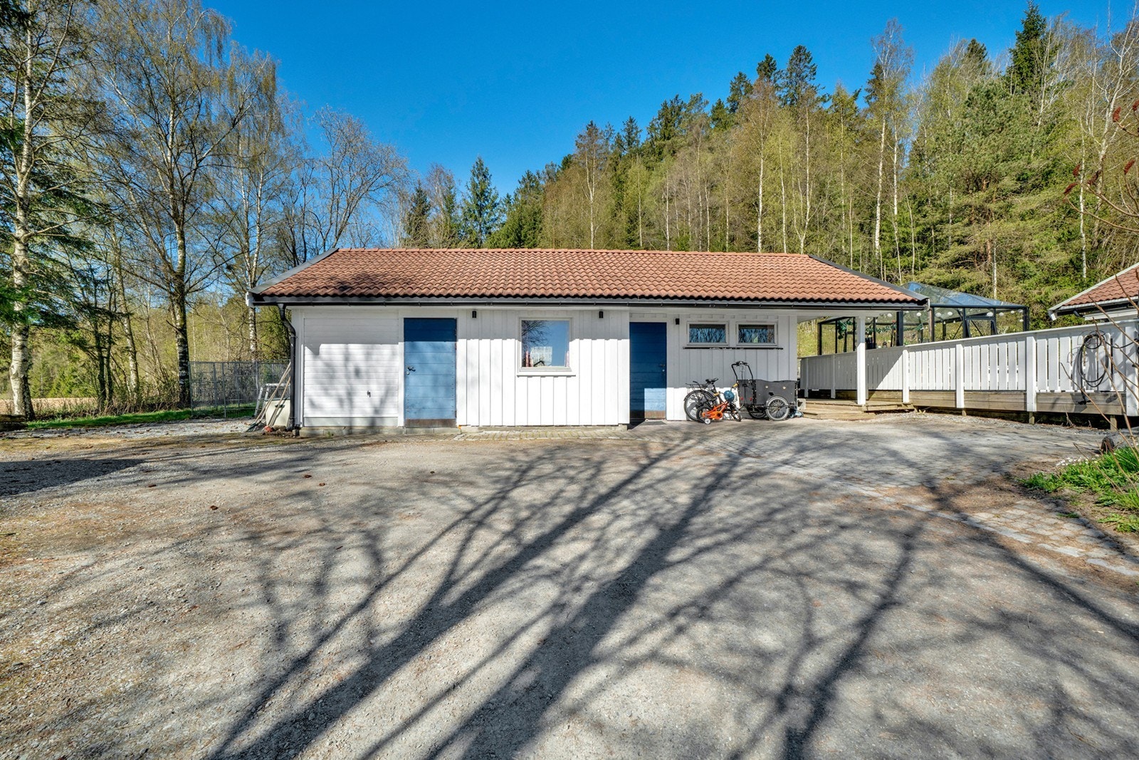 Frittliggende anneks med garasje og hybel, ombygget i 2023. Galleribilde