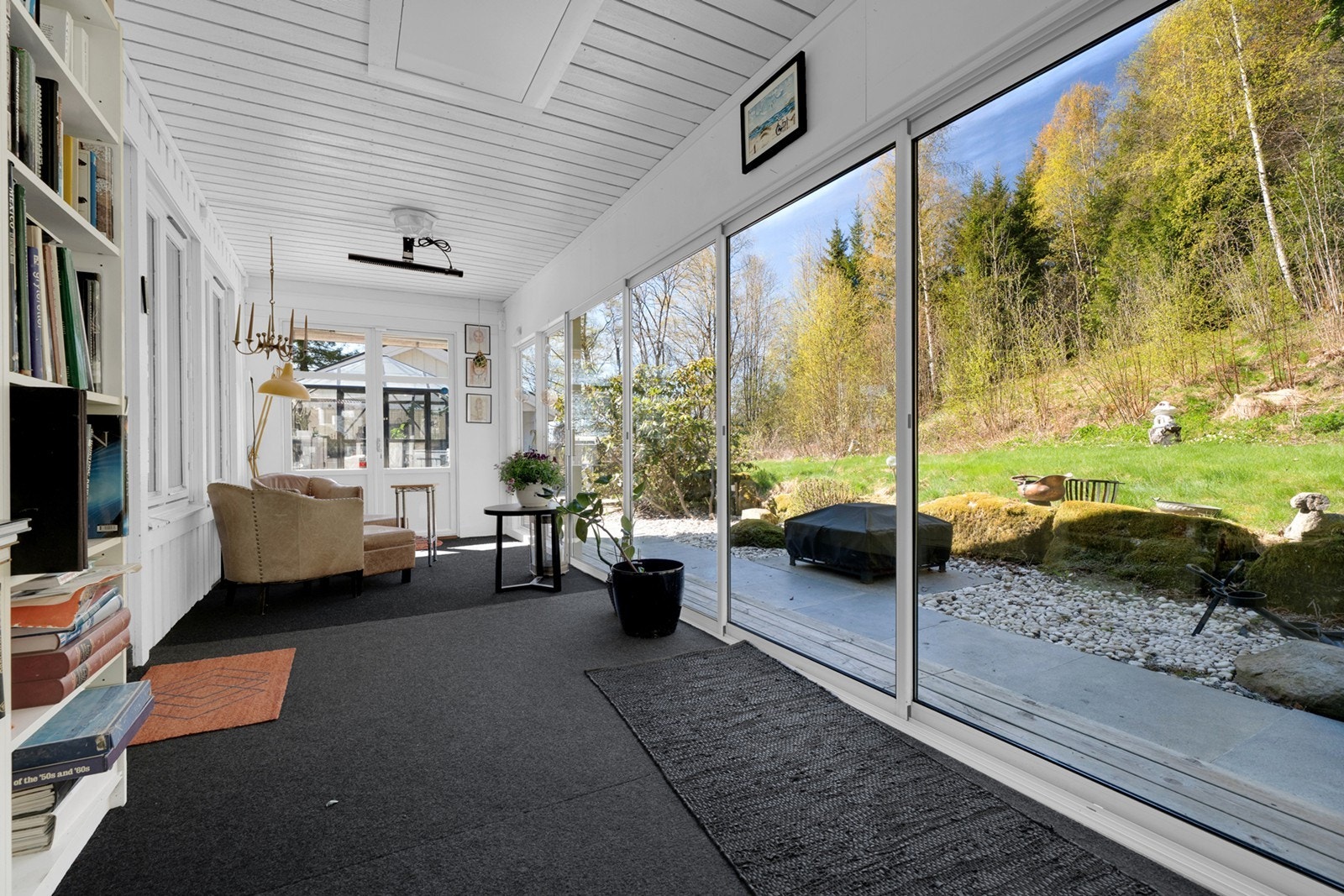 Koselig, innglasset hagestue på 18 m² med adkomst direkte fra stuen. Galleribilde