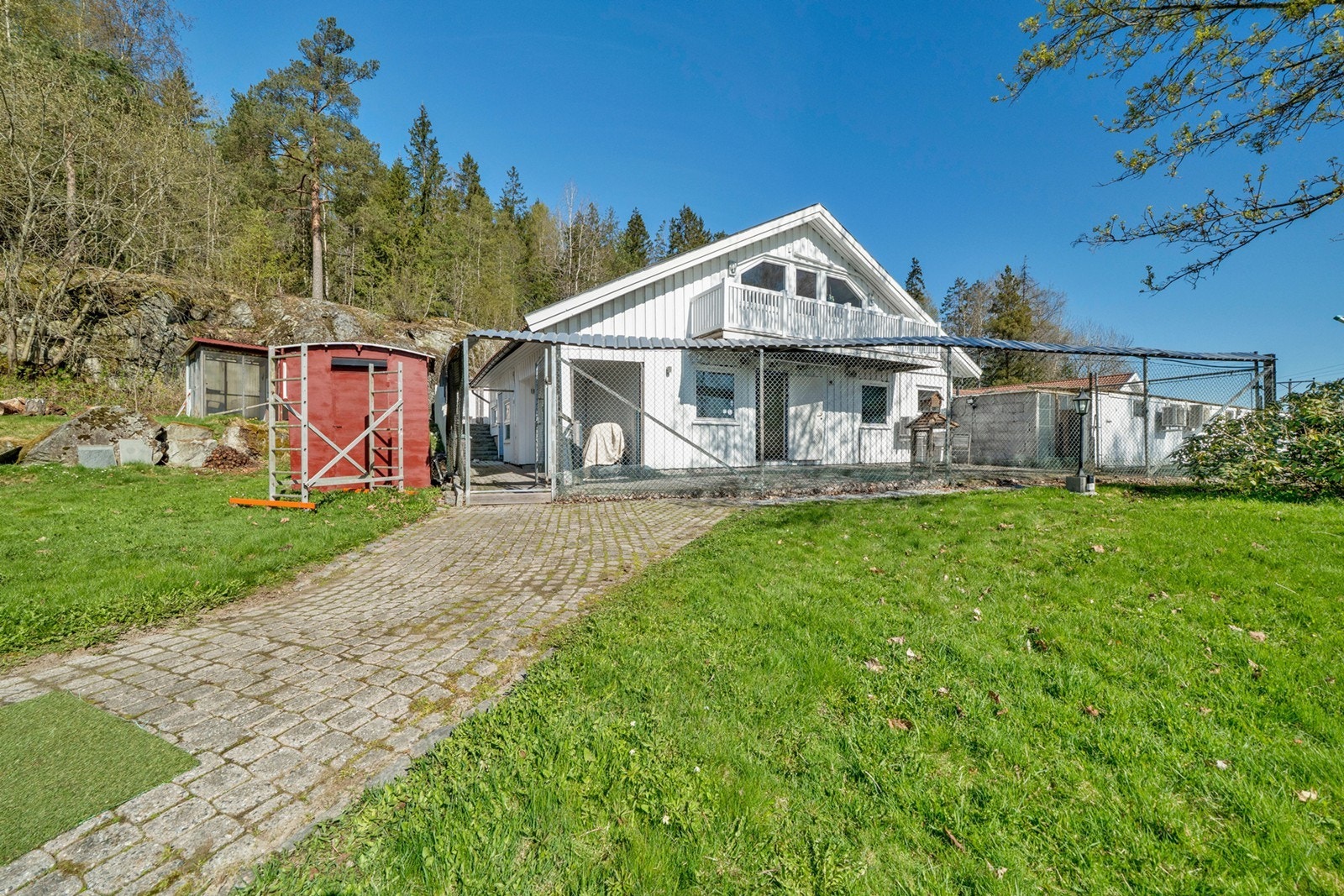 På tomten finner du blant annet et flerfunksjonelt bygg med garasje-/verksteddel, kennel- og driftsarealer i 1. etasje samt hybel i 2. etasje. Hybelen er ikke formelt godkjent. Galleribilde