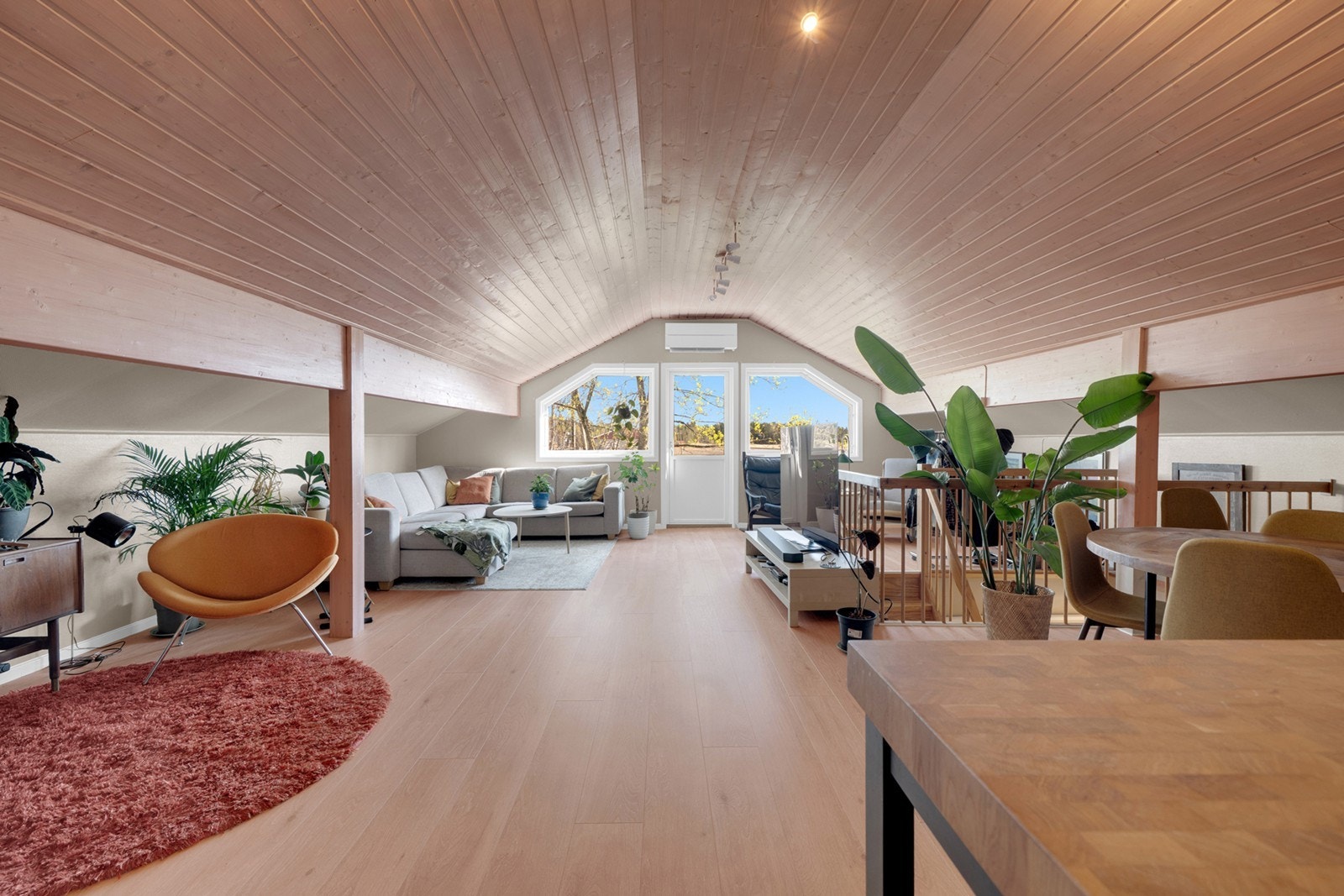 Innredet hybel på ca. 70 m² i 2. etasje. Til hybeldelen hører også en sydvendt balkong på ca. 8 m². Galleribilde