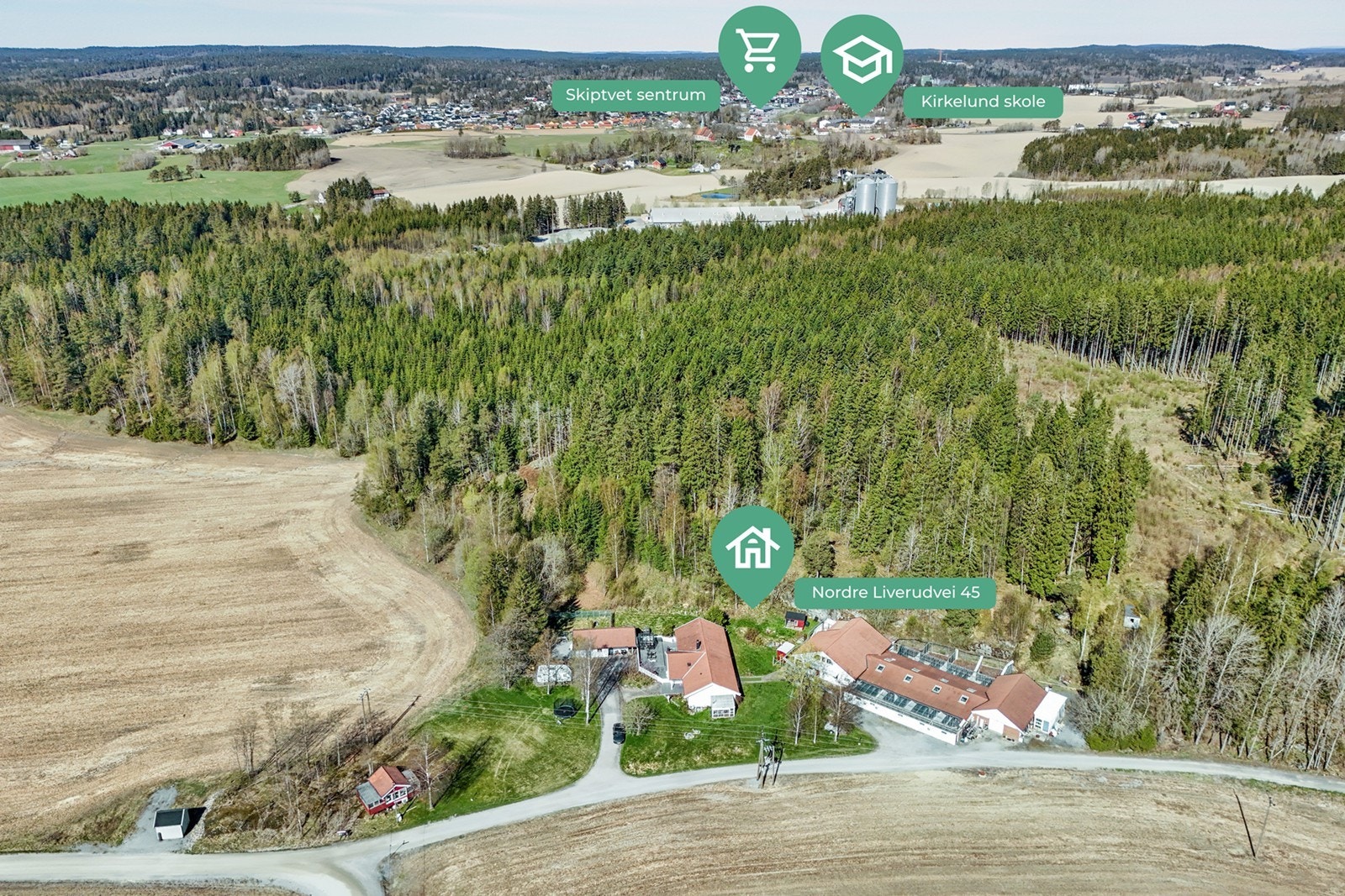 Eiendommen ligger landlig til i Skiptvet kommune med kort avstand til sentrum og skole. Galleribilde