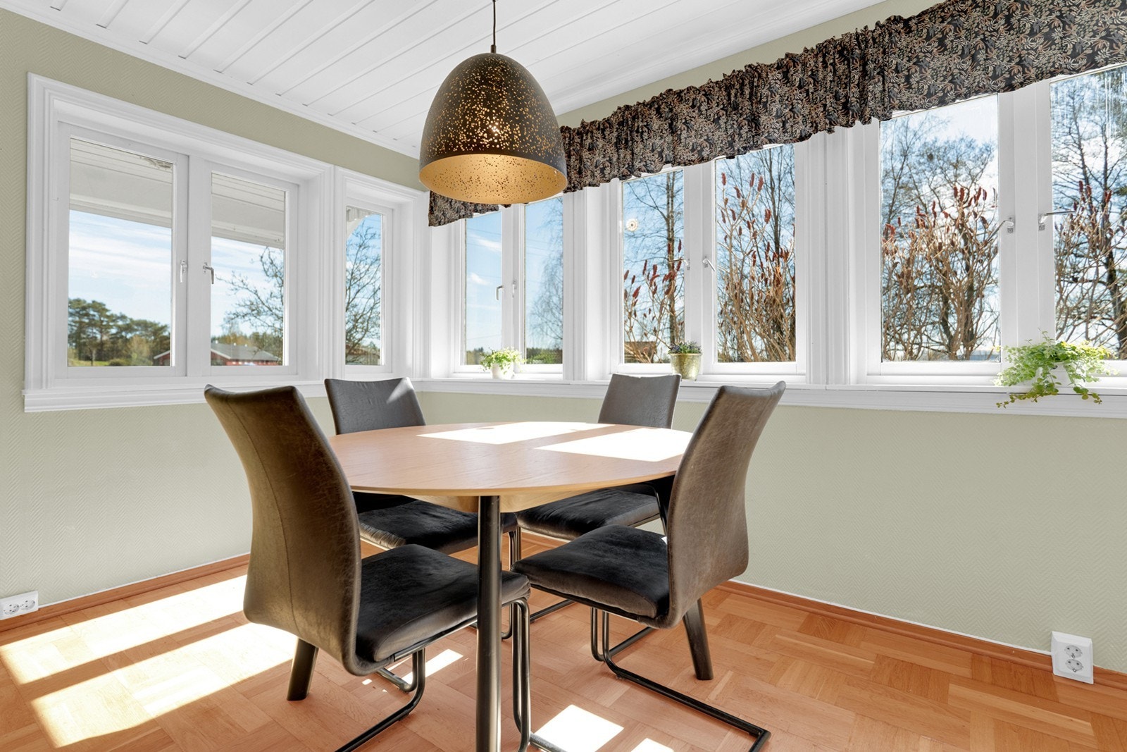 Kjøkkeninnredning fra byggeåret med profilerte heltre fronter. Benkeplatene er i tre og laminat, og det er flislagt på veggflater mellom benk og overskap. Galleribilde