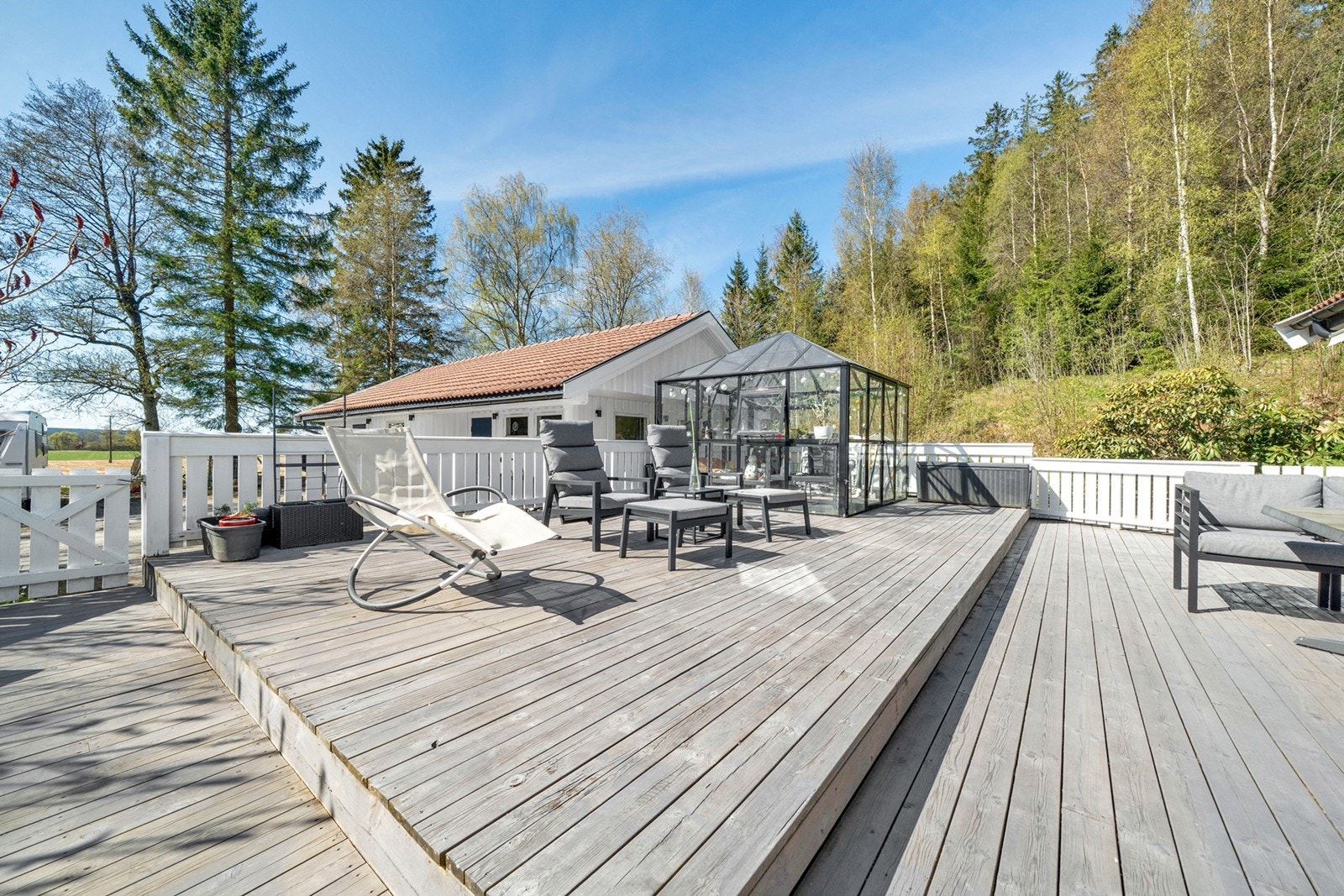 Terrassen har et frittstående drivhus på ca. 9 m², med adkomst via glassdør. Galleribilde