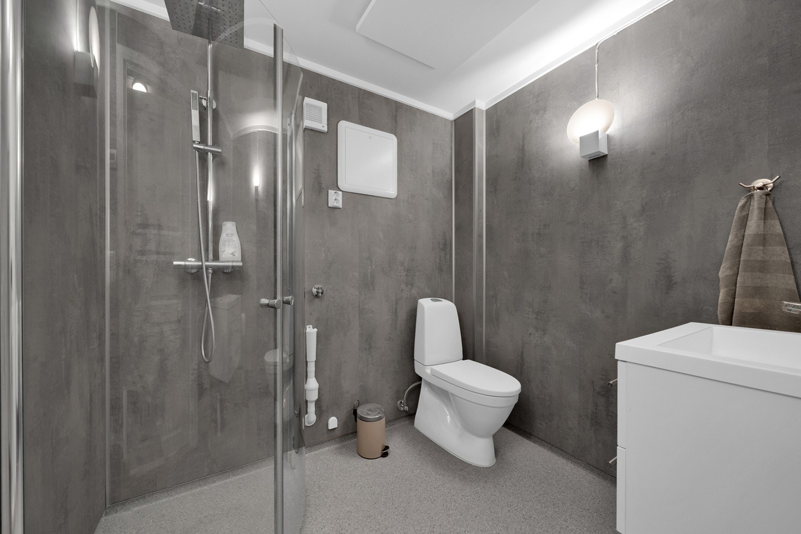 Badet er oppgradert med flislagte vegger og gulv, samt elektriske varmekabler som gir god komfort. Galleribilde