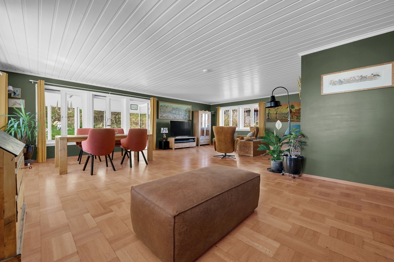 Stuen byr på gode møbleringsmuligheter med plass til både sofagruppe med tilhørende TV-møblement, spisegruppe for hele familien og øvrig ønsket innredning. Galleribilde
