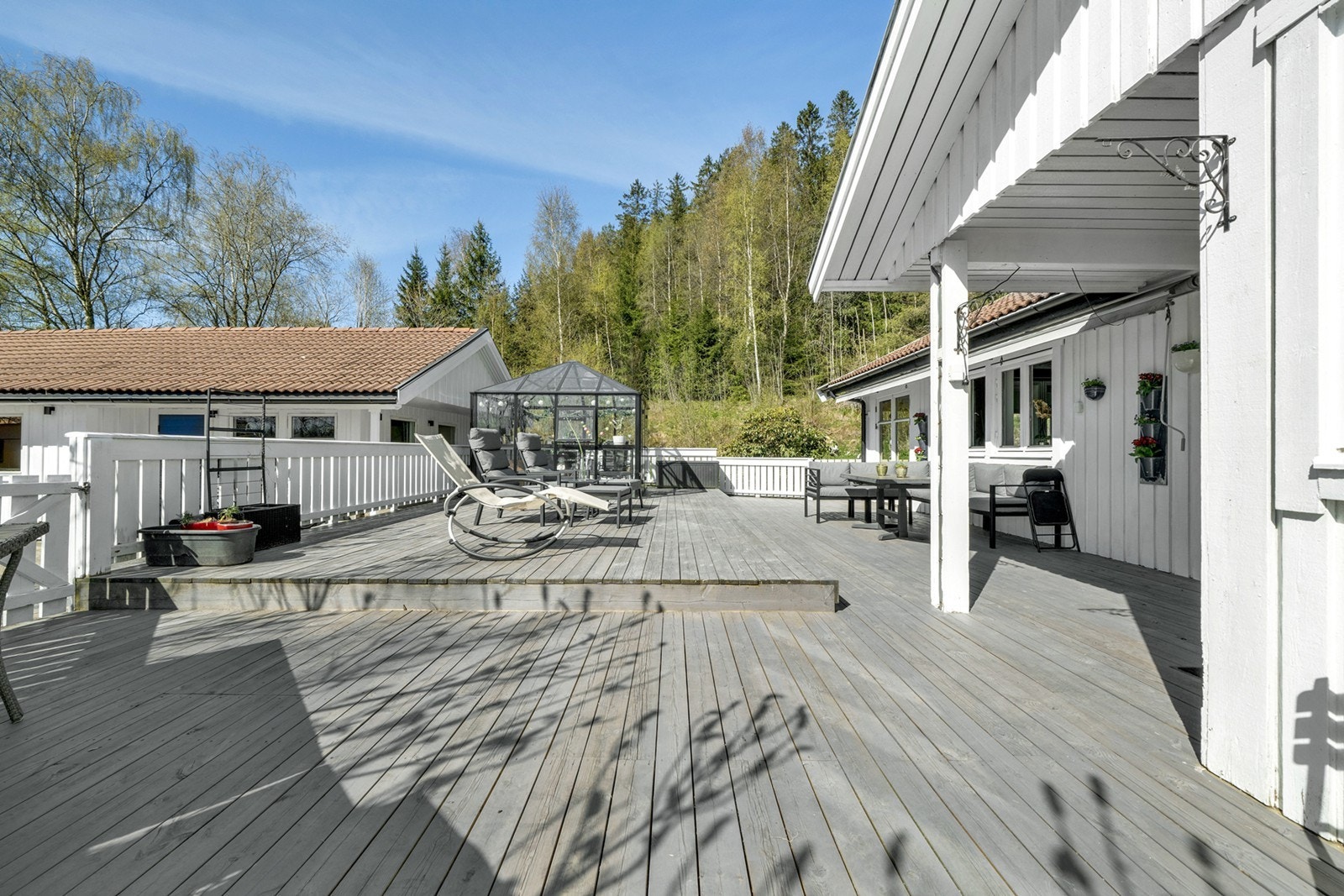 En stor landlig eiendom på ca. 7,7 mål med enebolig, kennelbygg m/garasje og hybel og anneks m/hybel. Galleribilde