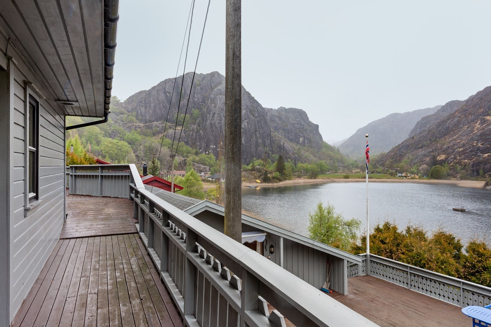 Fra terrassene er det en flott utsikt over vannet og de omkringliggende fjellene. Galleribilde