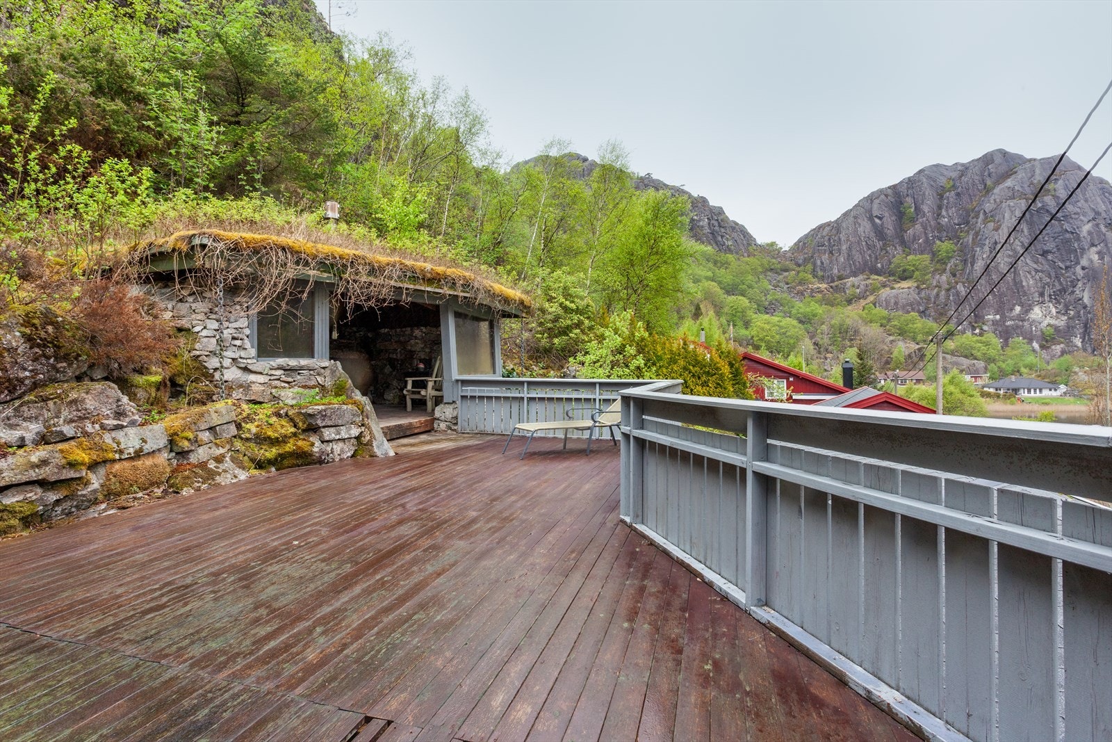 På eiendommen er det også en gapahuk bygget i tre og naturstein. Galleribilde