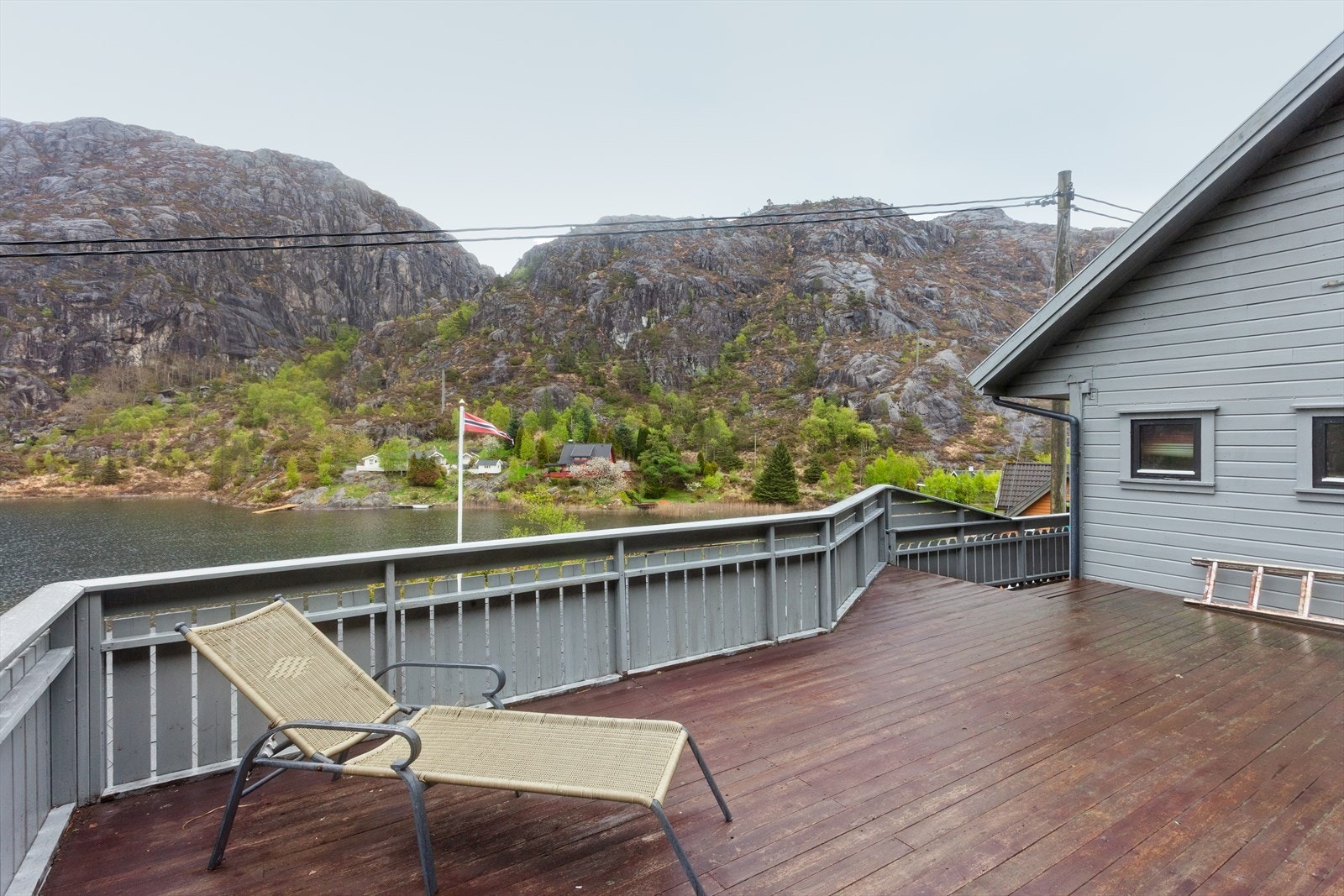 Terrassen ved annekset er på 24 m² og gir rikelig med plass for utemøbler. Galleribilde