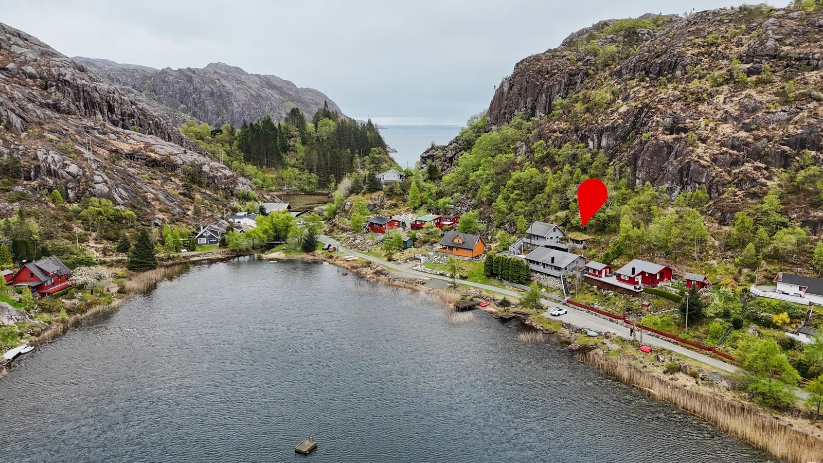 Eiendommen ligger i naturskjønne omgivelser i Berrefjord. Galleribilde
