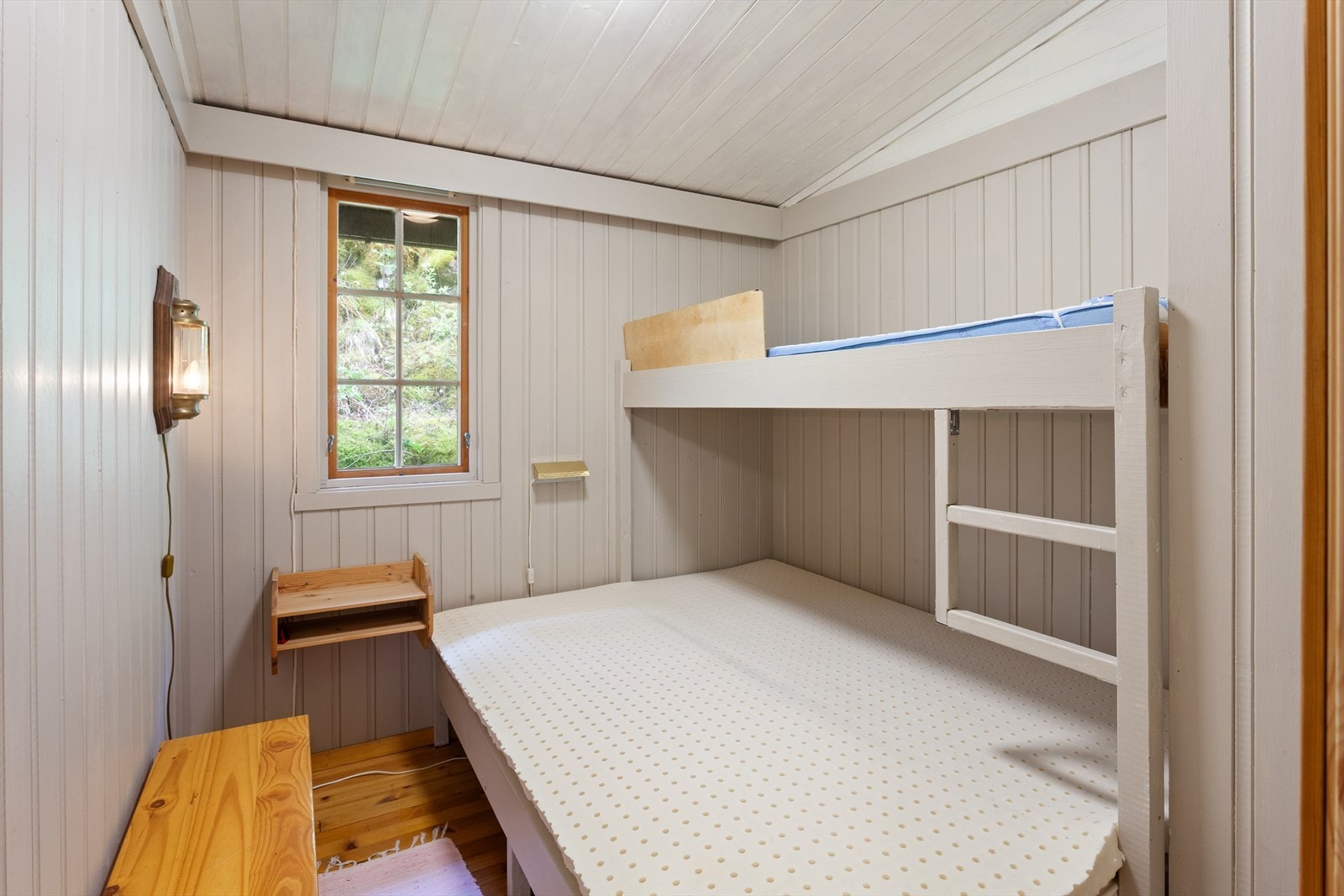 Ett av tre soverom i fritidsboligen, med plass til køyeseng. Galleribilde