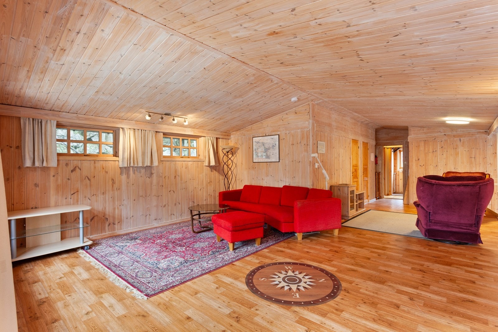 Denne stuen har gulv med belegg og trepanel på vegger og i himling. Galleribilde
