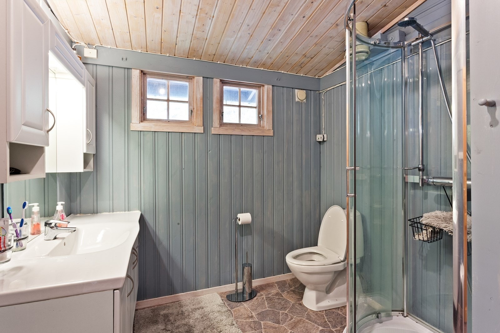 Badet i fritidsboligen er innredet med dusjkabinett, toalett og servant. Galleribilde