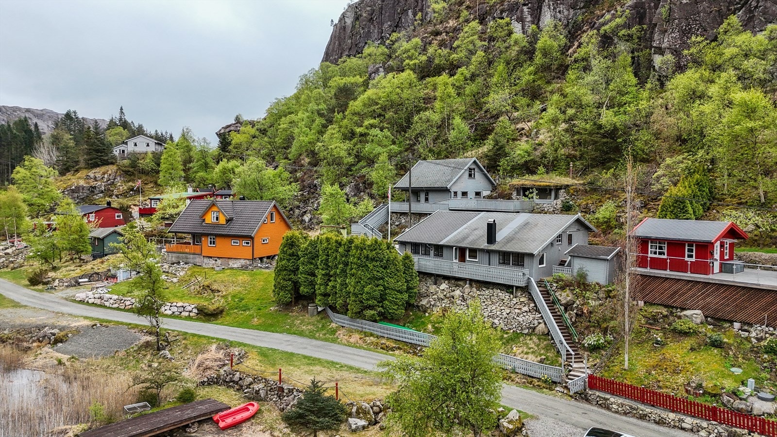 Eiendommen består av fritidsbolig fra 1980 (påbygget 2000) og anneks fra 1999. Galleribilde
