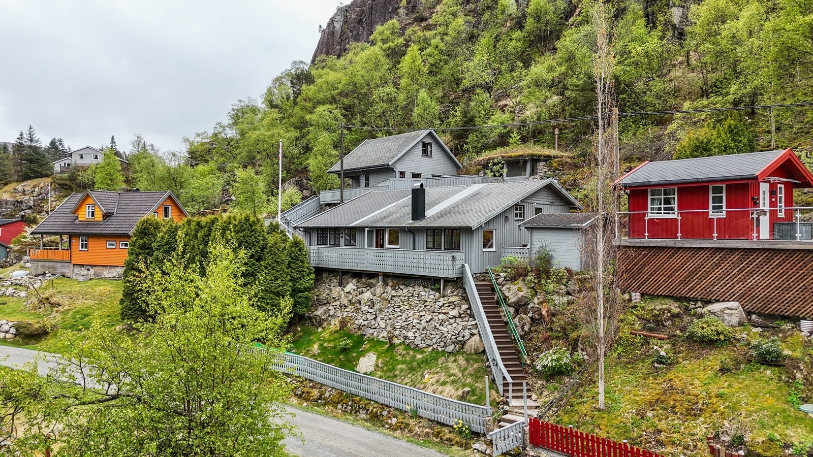 Takene på både fritidsbolig og anneks er tekket med shingel. Galleribilde
