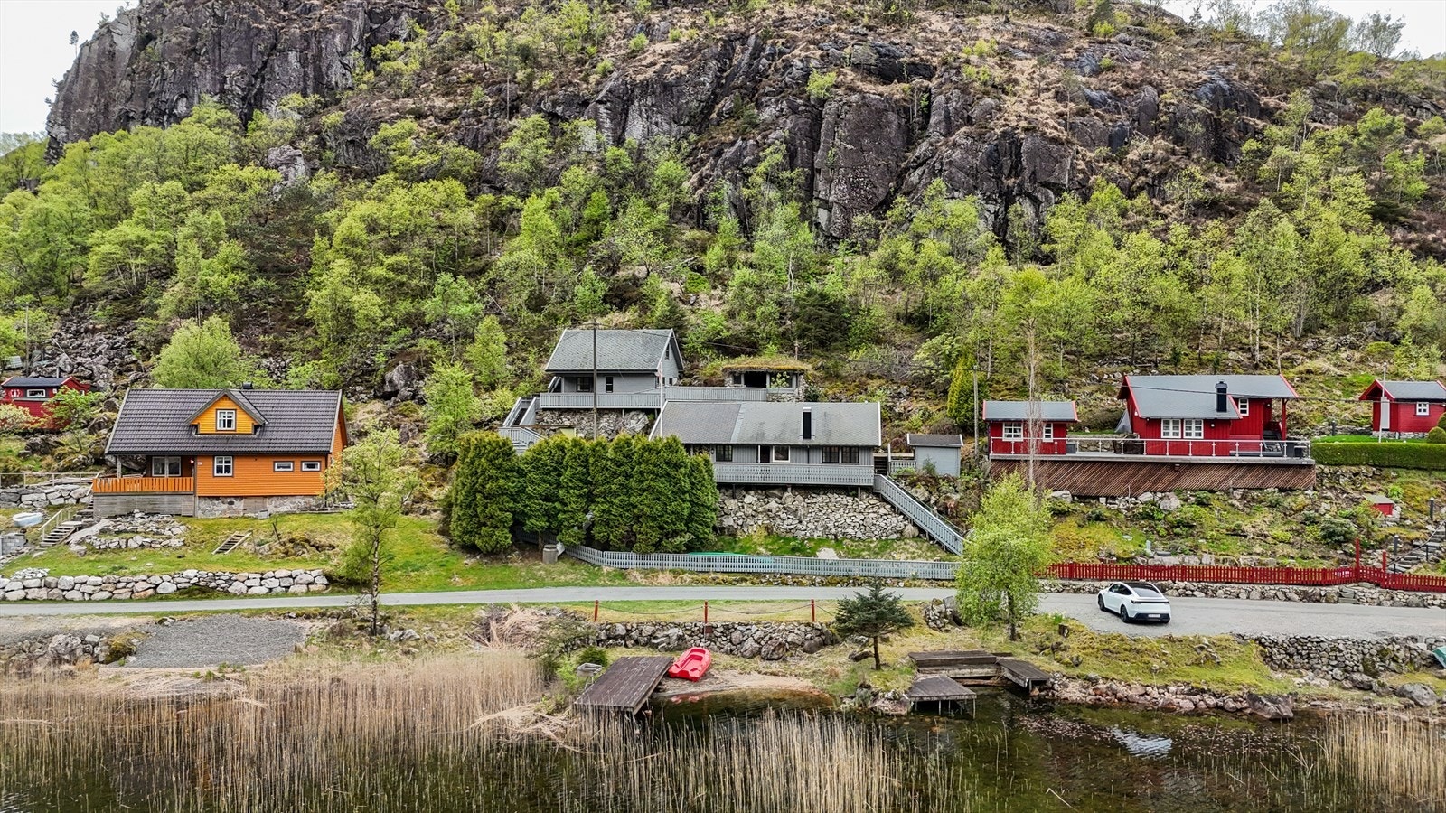 I tillegg til hovedbygningene er det en frittstående bod på 7 m² på tomten. Galleribilde